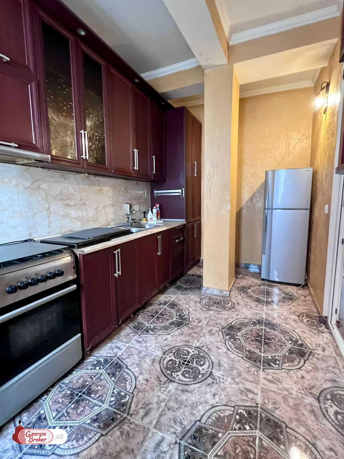 იყიდება ძველი გარემონტებული 3 ოთახიანი ბინა