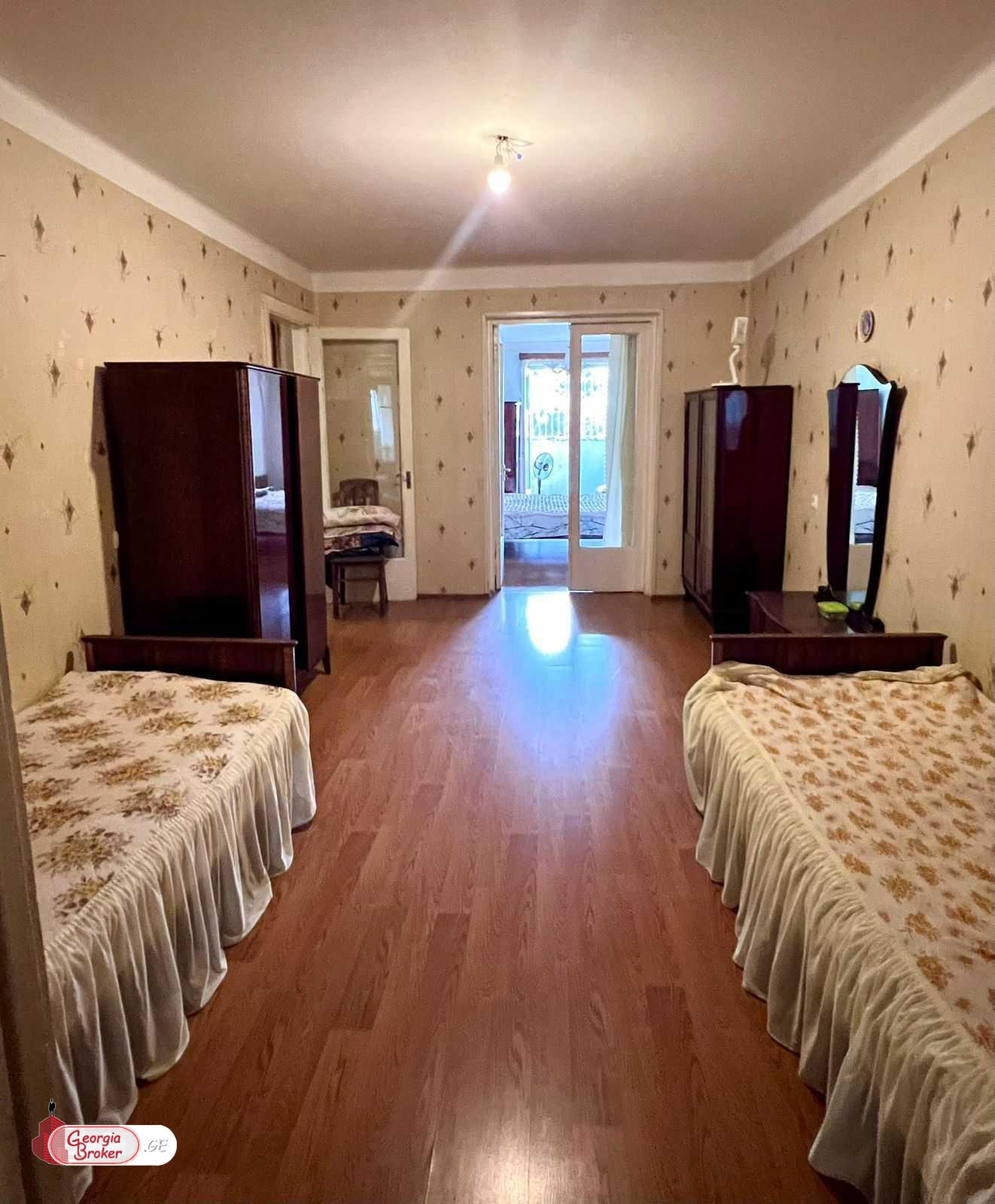 იყიდება ძველი გარემონტებული 3 ოთახიანი ბინა