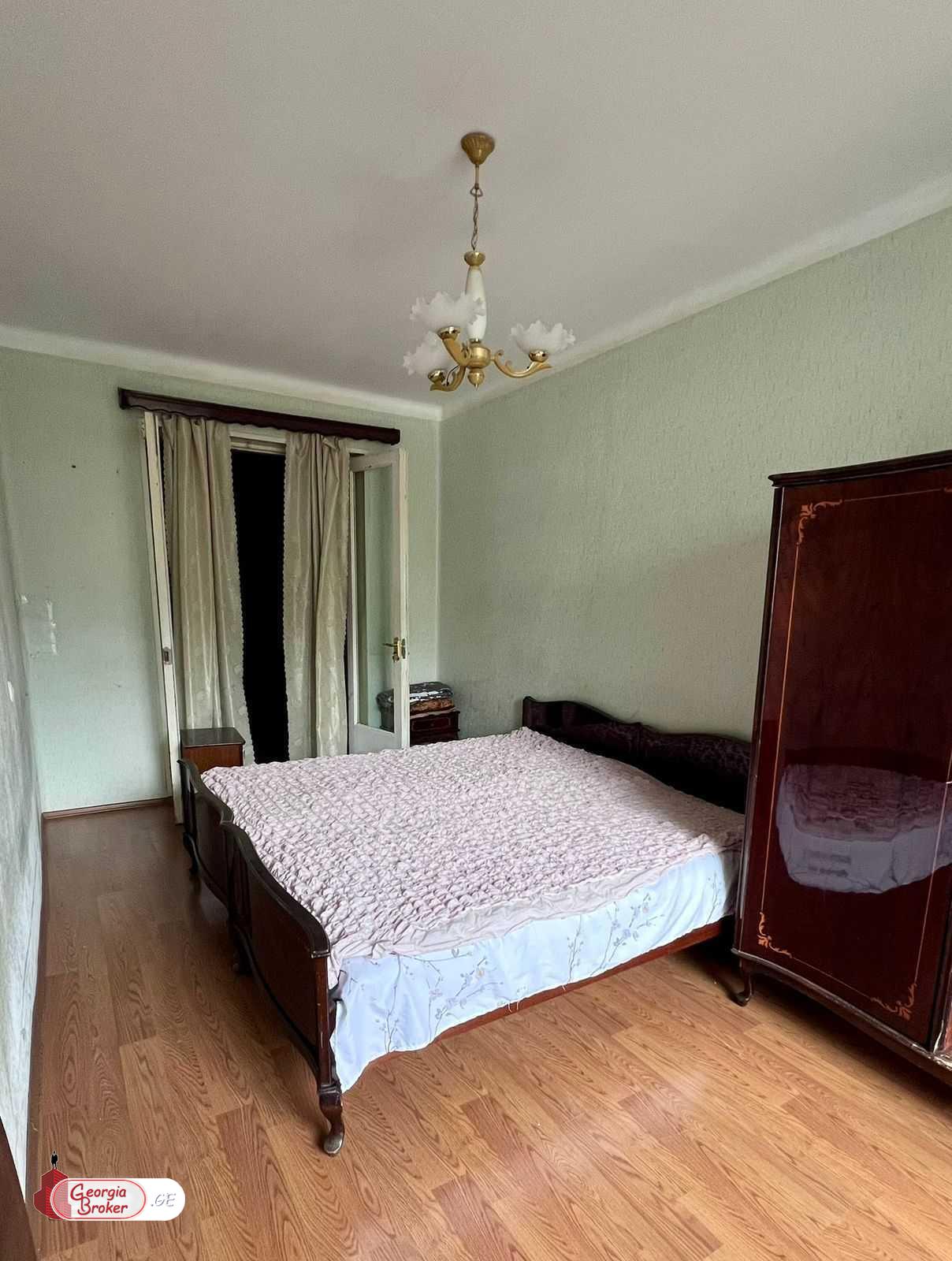 იყიდება ძველი გარემონტებული 3 ოთახიანი ბინა