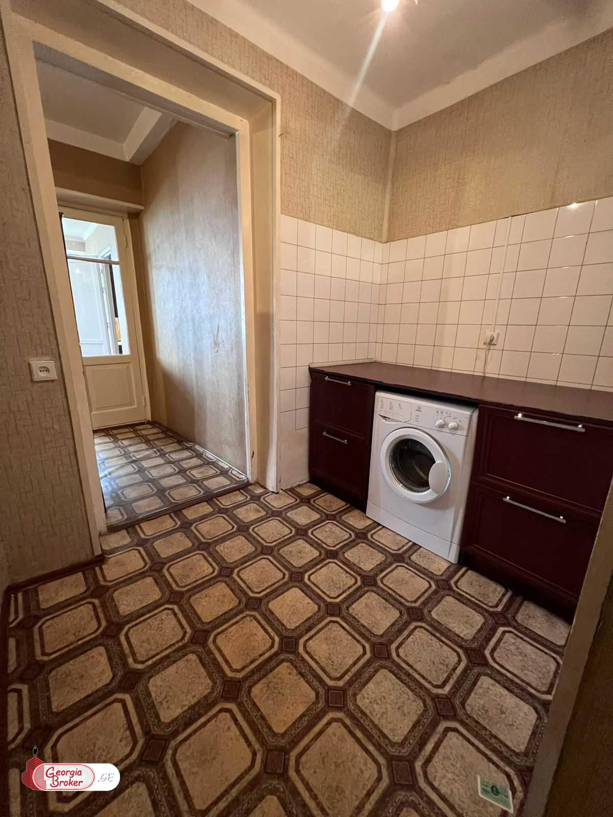 იყიდება ძველი გარემონტებული 3 ოთახიანი ბინა