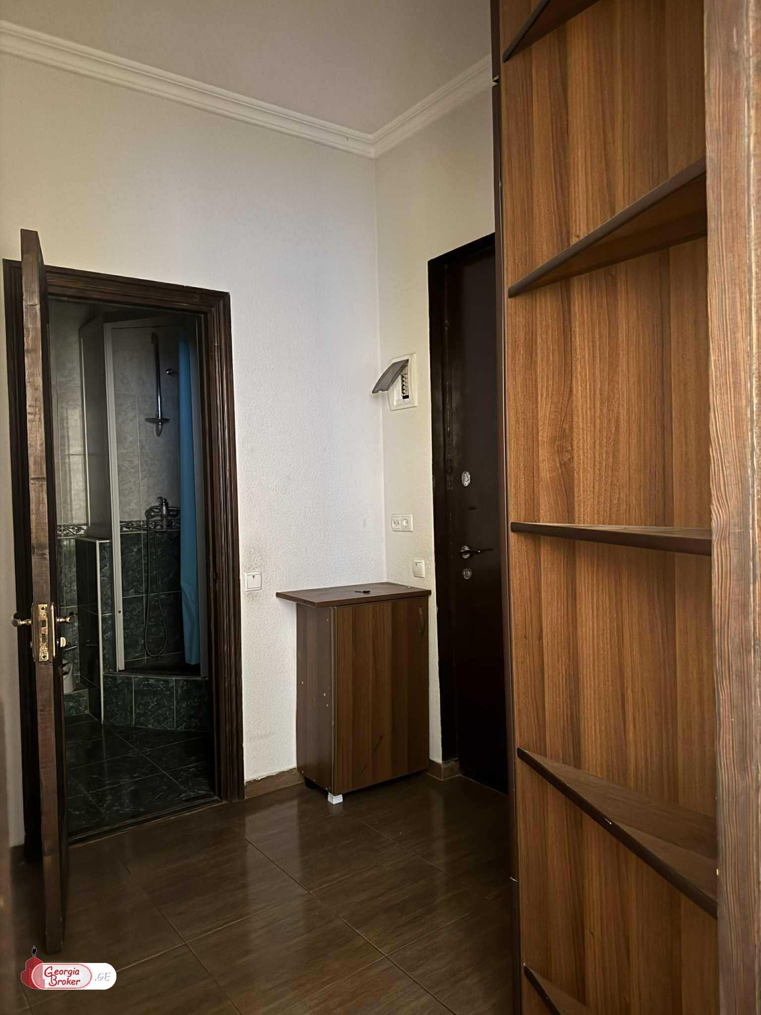 продается квартира с новым ремонтом 3-комнаты