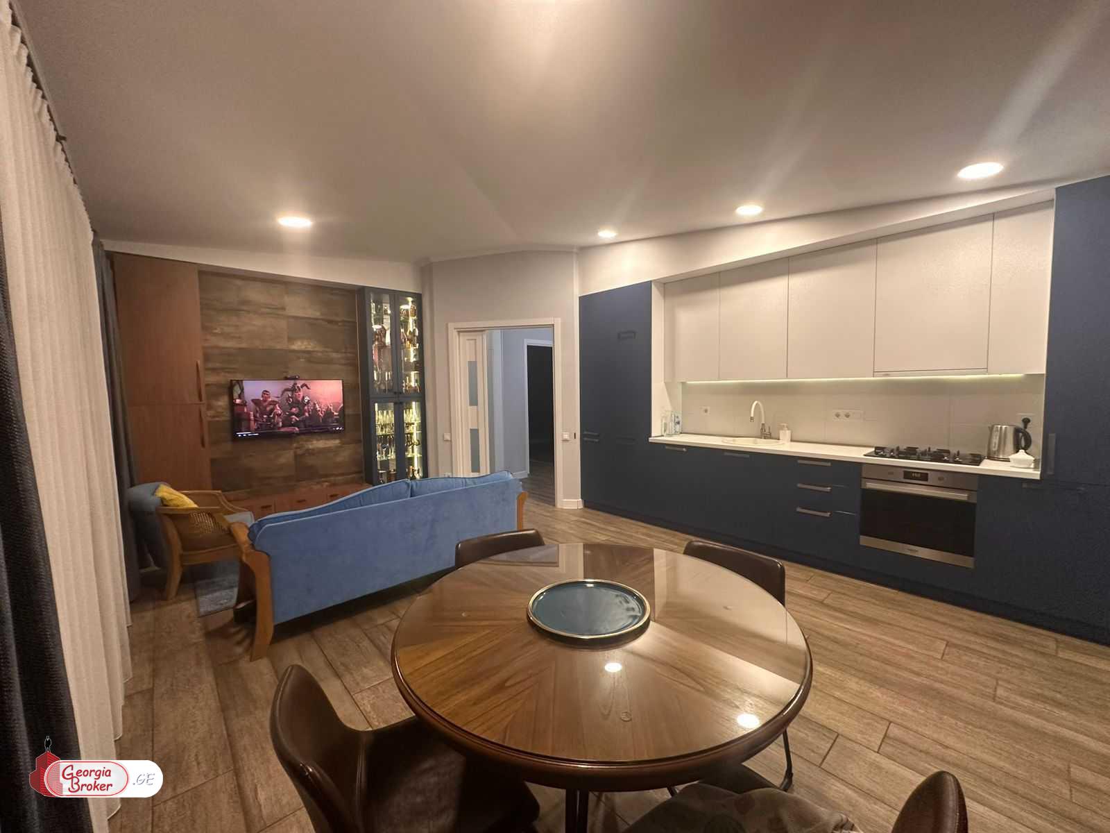 продается квартира с новым ремонтом 3-комнаты