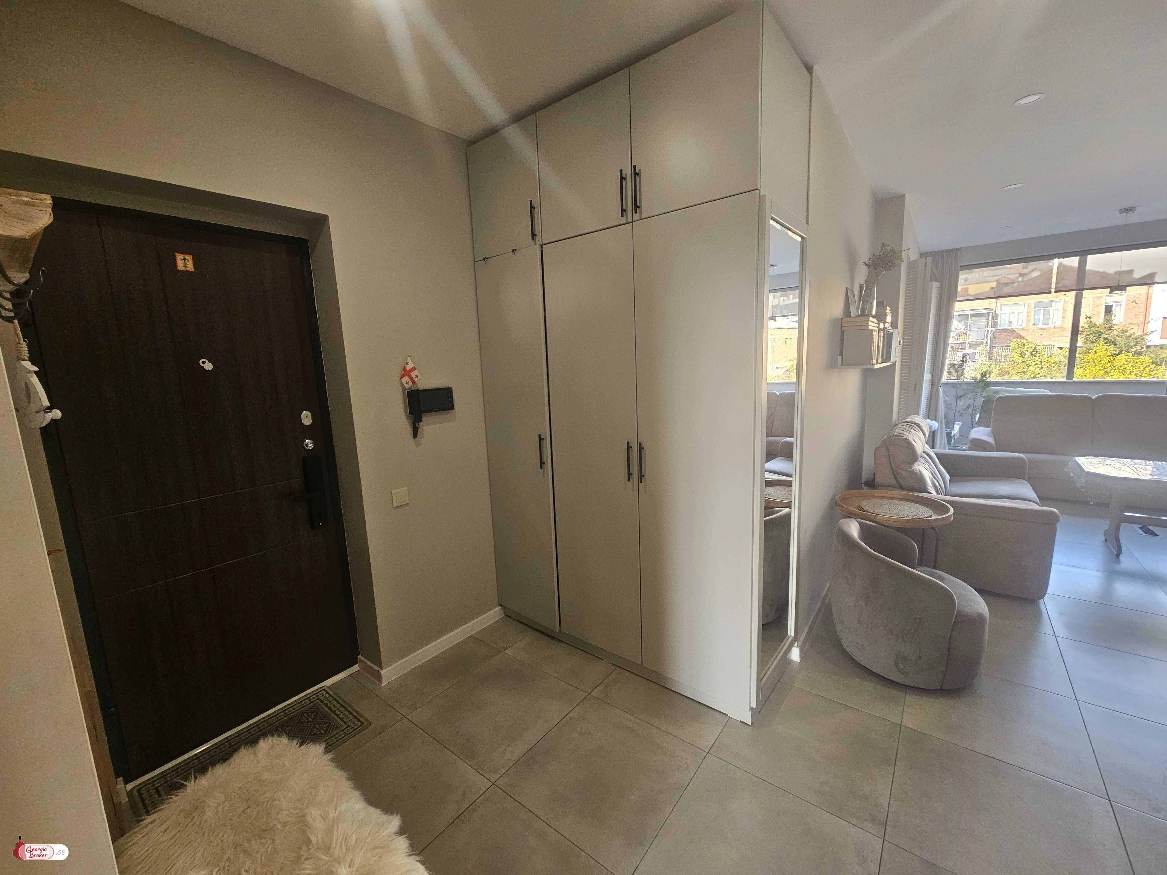 продается квартира с новым ремонтом 3-комнаты