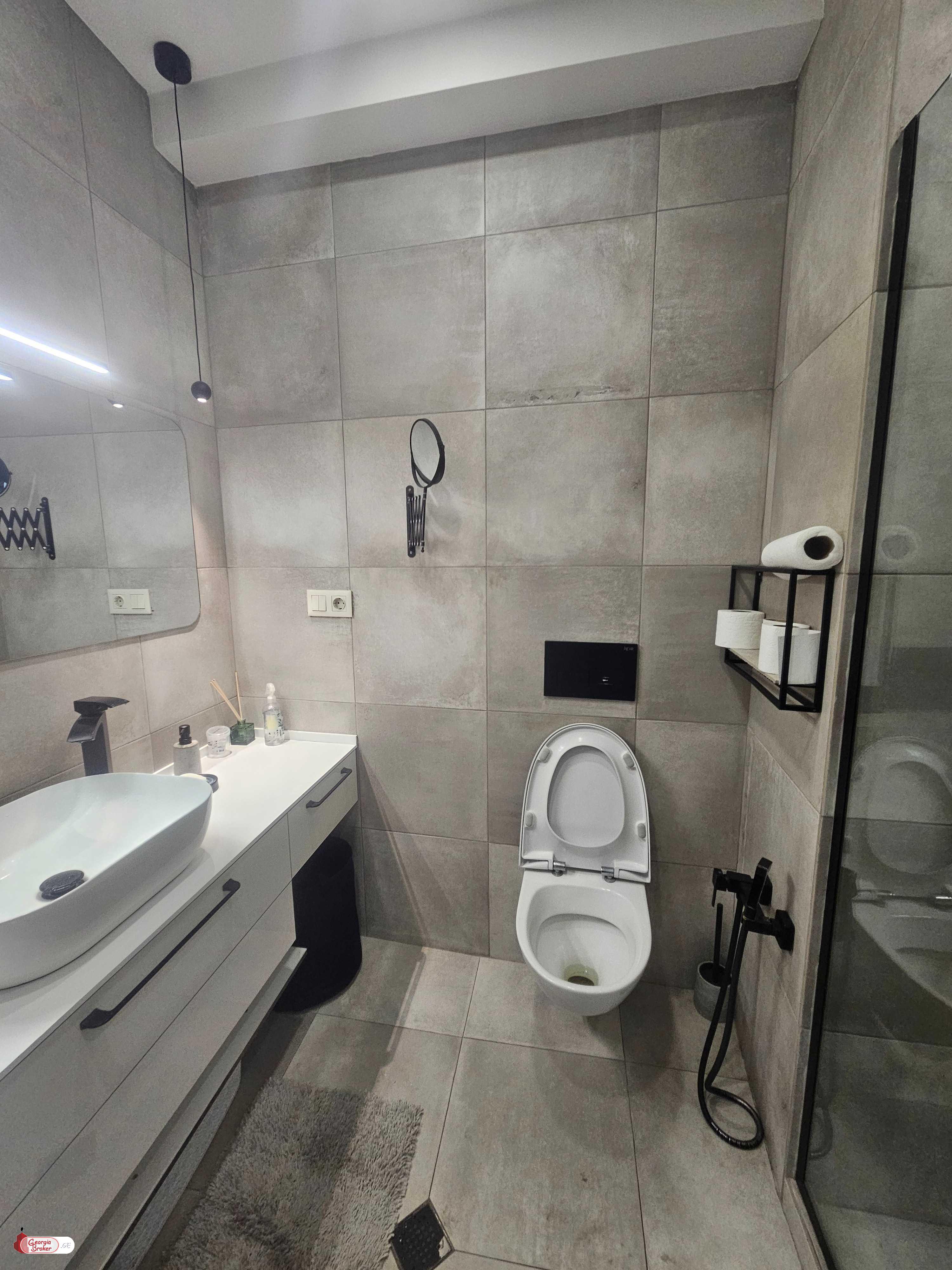 продается квартира с новым ремонтом 3-комнаты