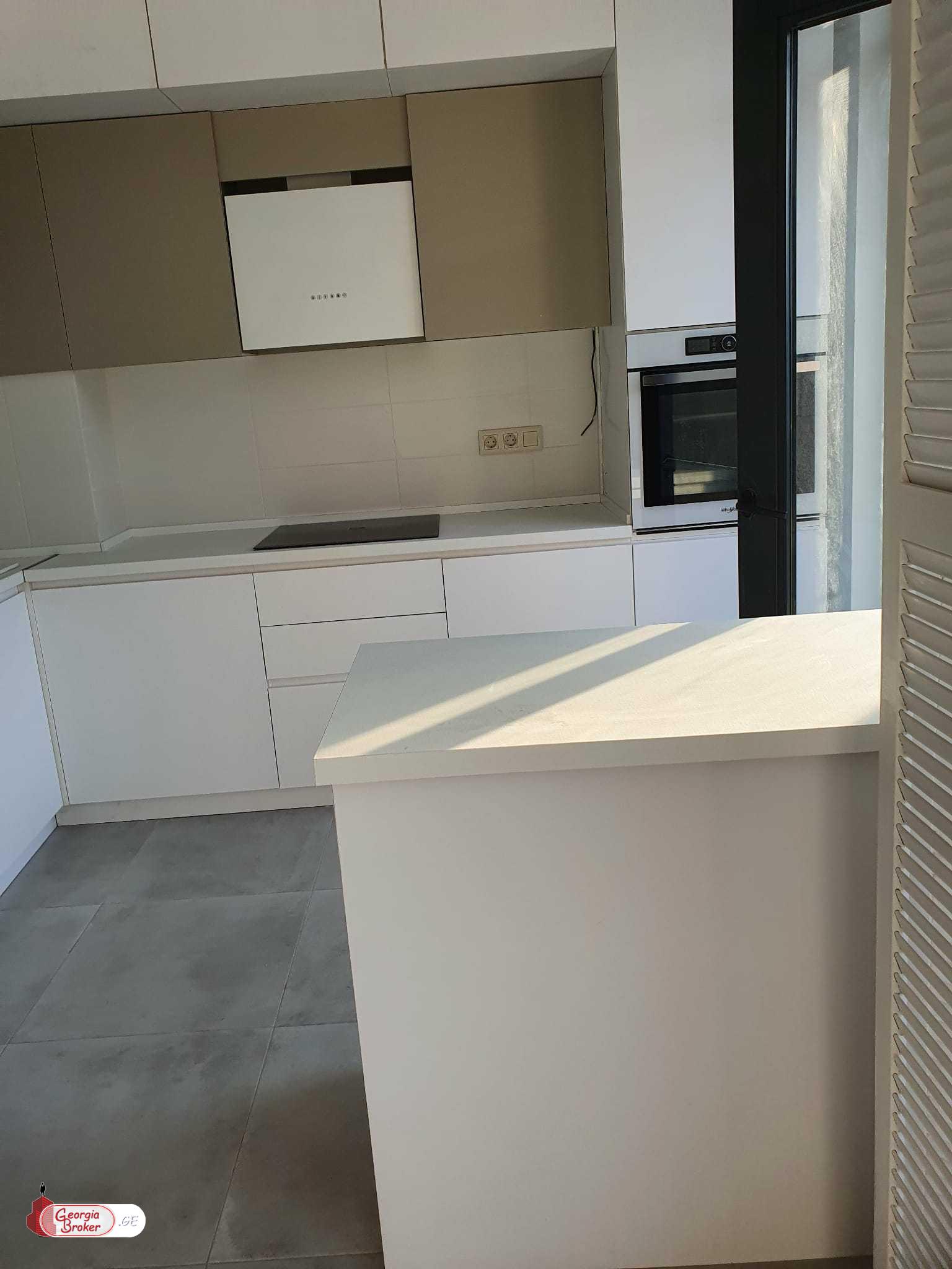 продается квартира с новым ремонтом 3-комнаты