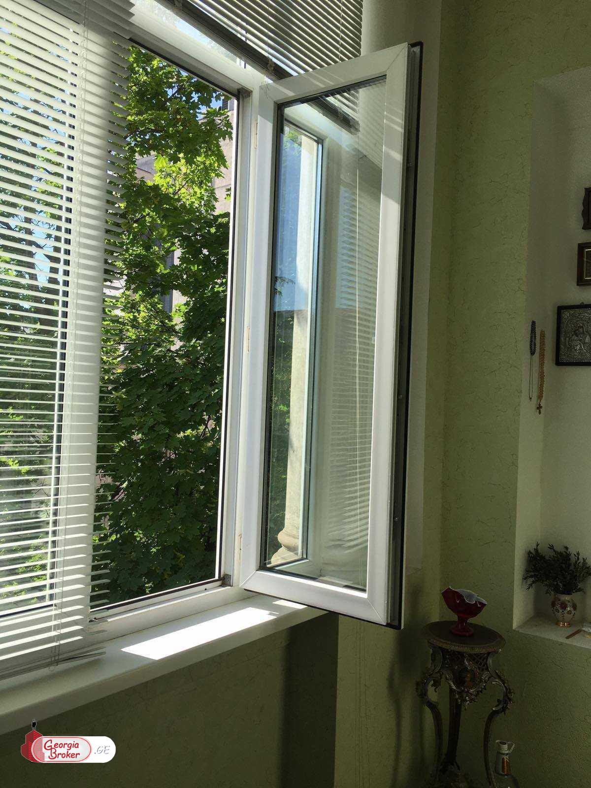 იყიდება ძველი გარემონტებული 4 ოთახიანი ბინა