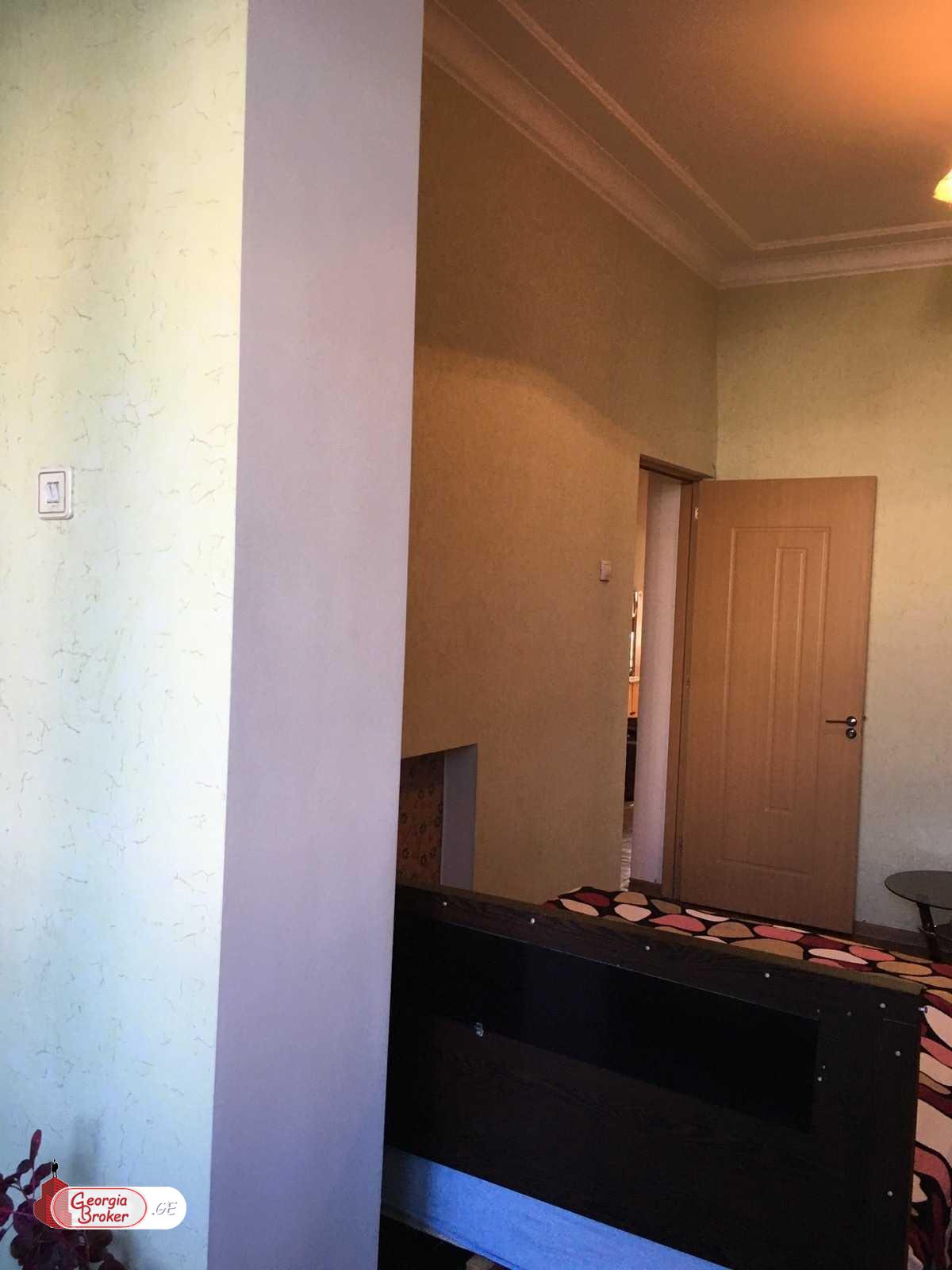 იყიდება ძველი გარემონტებული 4 ოთახიანი ბინა