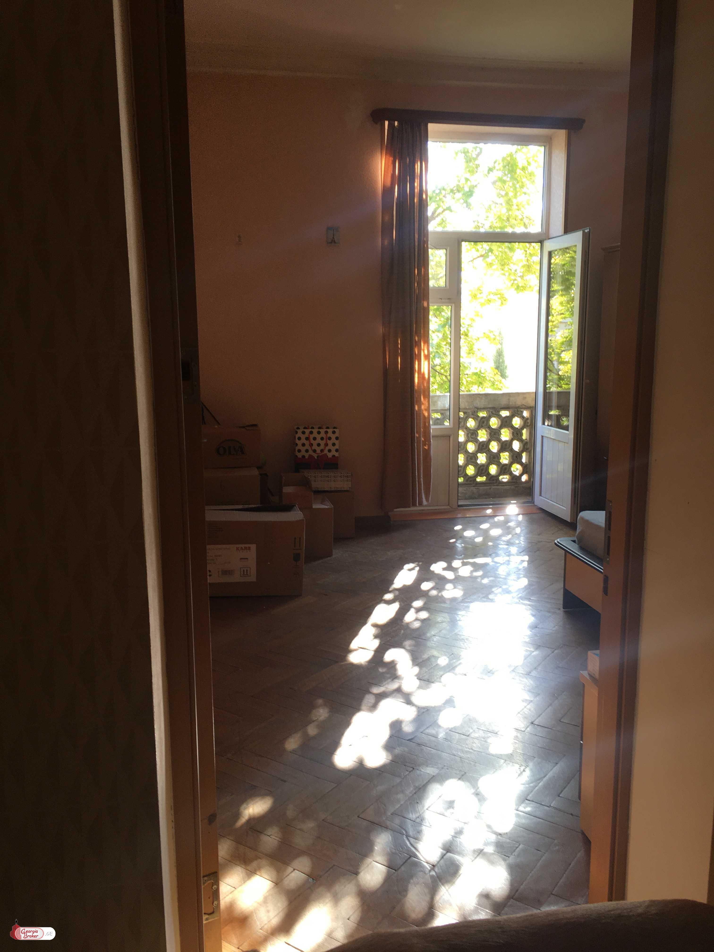 იყიდება ძველი გარემონტებული 4 ოთახიანი ბინა