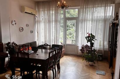 old repaired 8-room apartment for sale