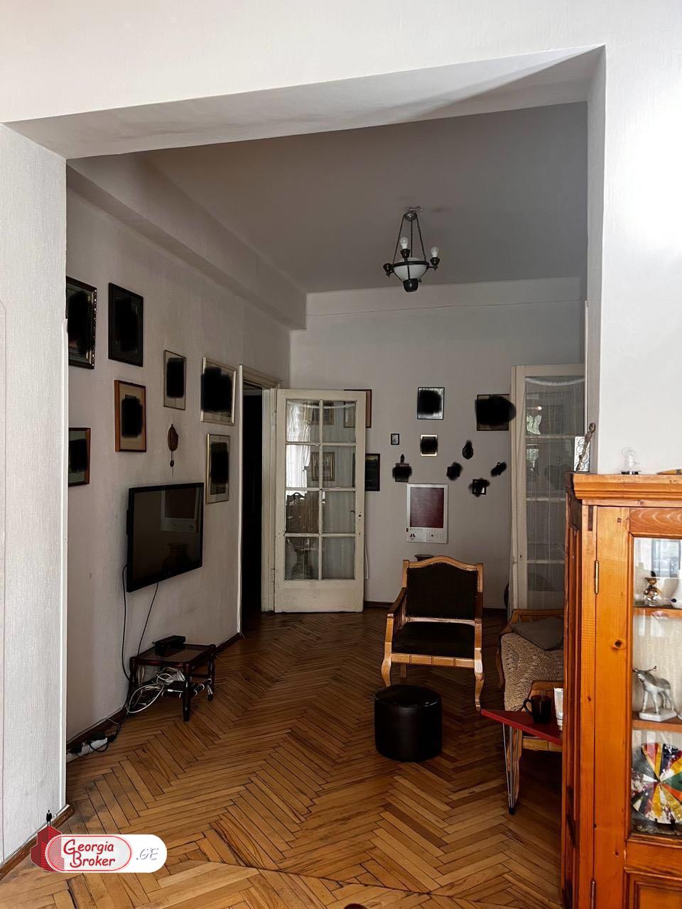 old repaired 8-room apartment for sale