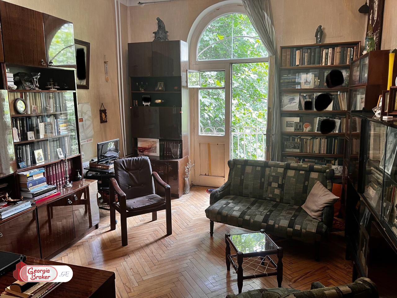 old repaired 8-room apartment for sale