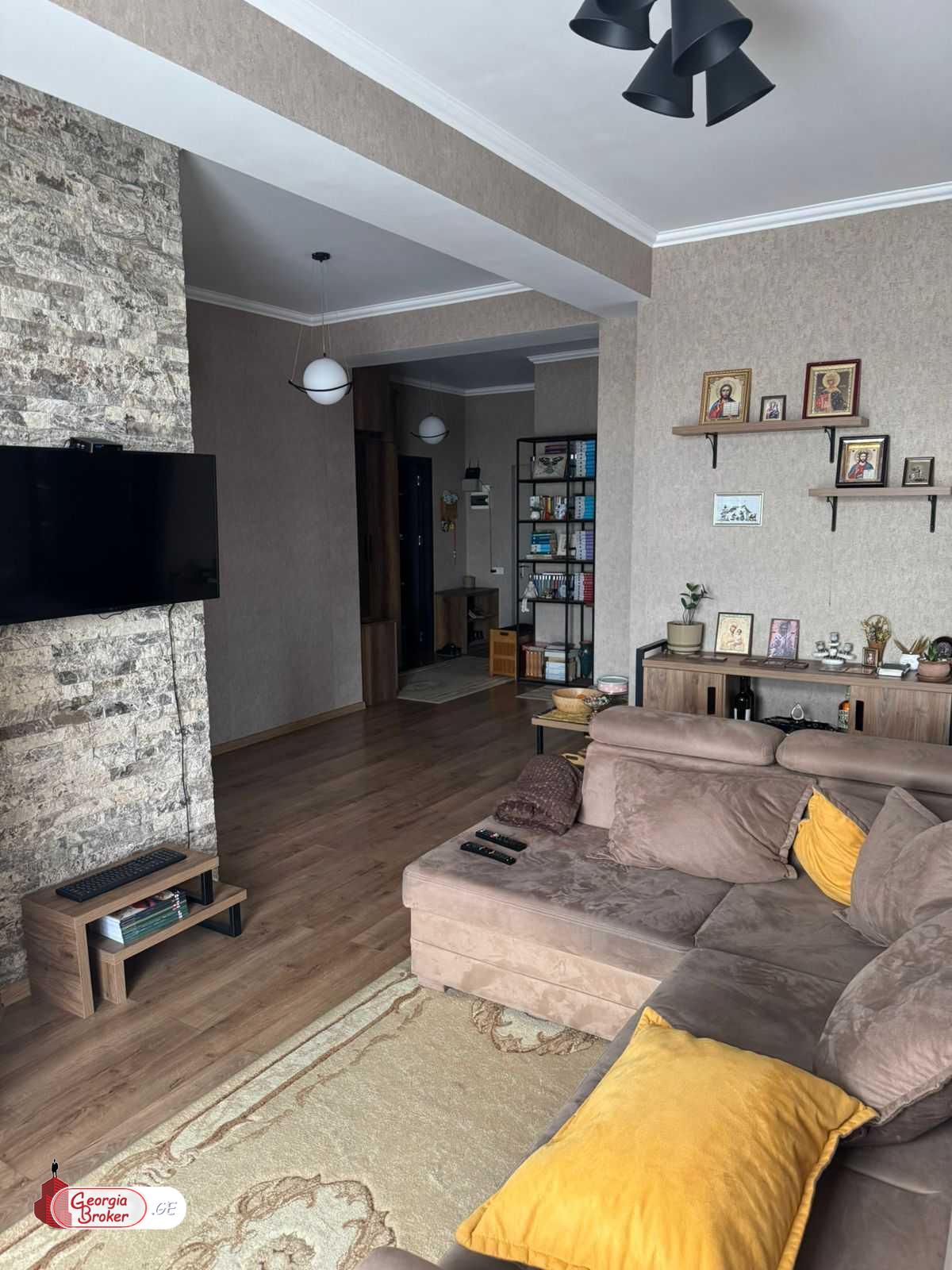 продается квартира с новым ремонтом 4-комнаты