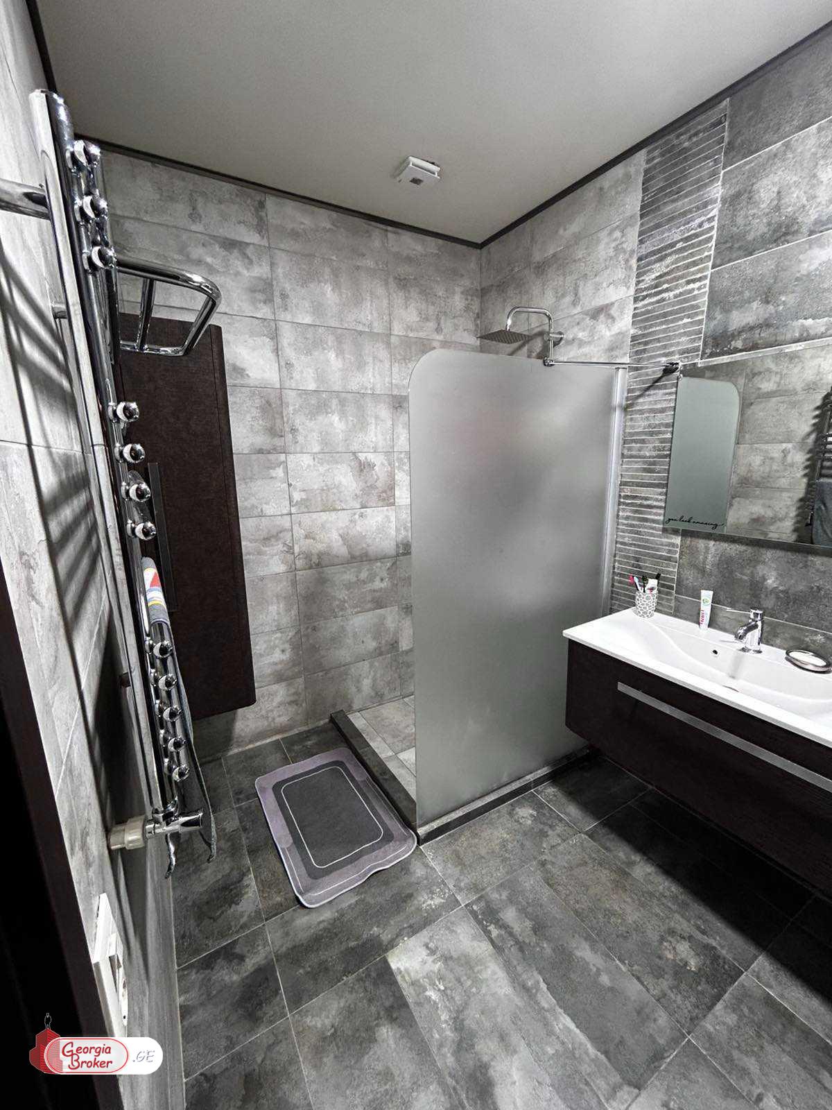 продается квартира с новым ремонтом 4-комнаты