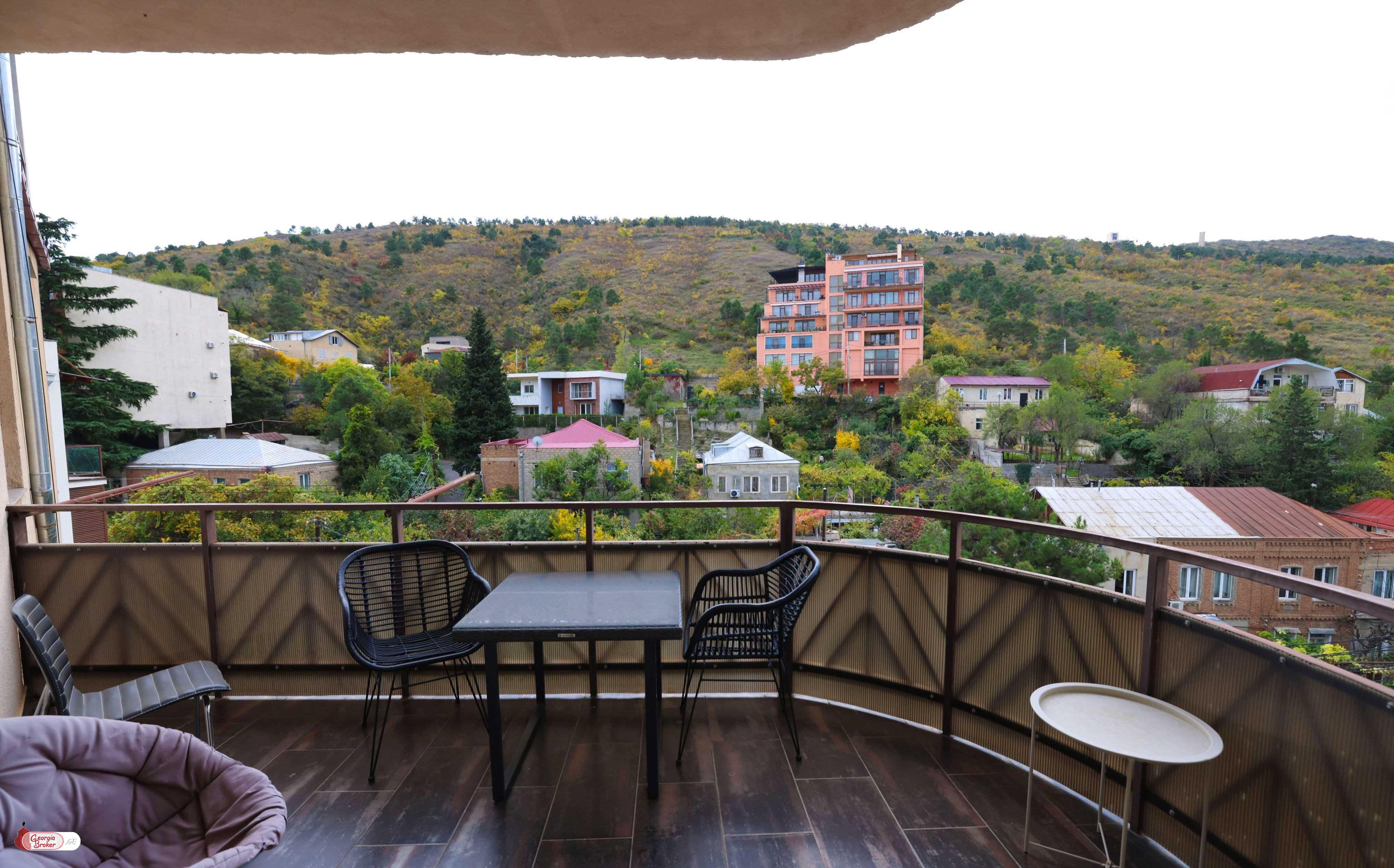 nearly repaired 6-room apartment for sale