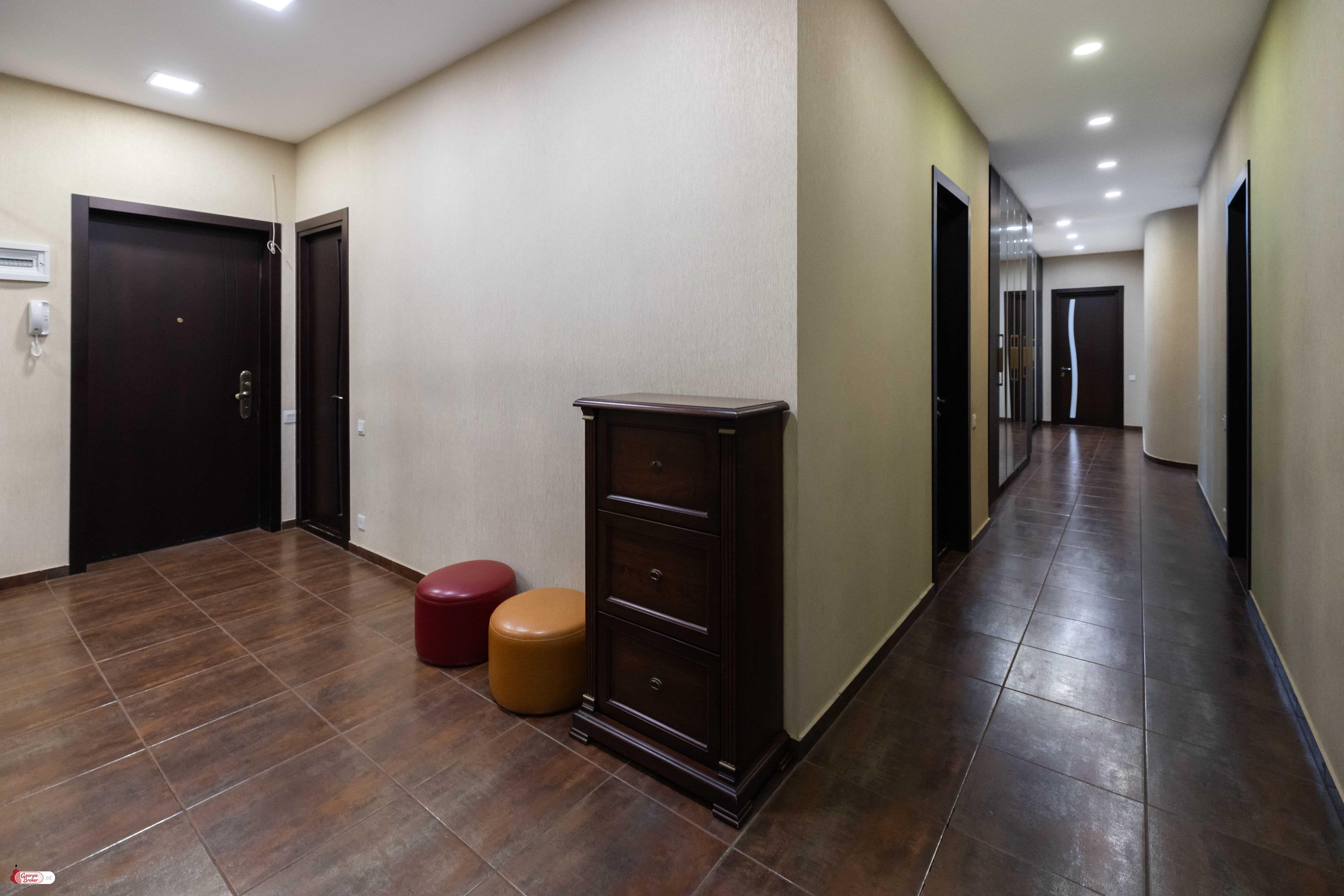 nearly repaired 6-room apartment for sale