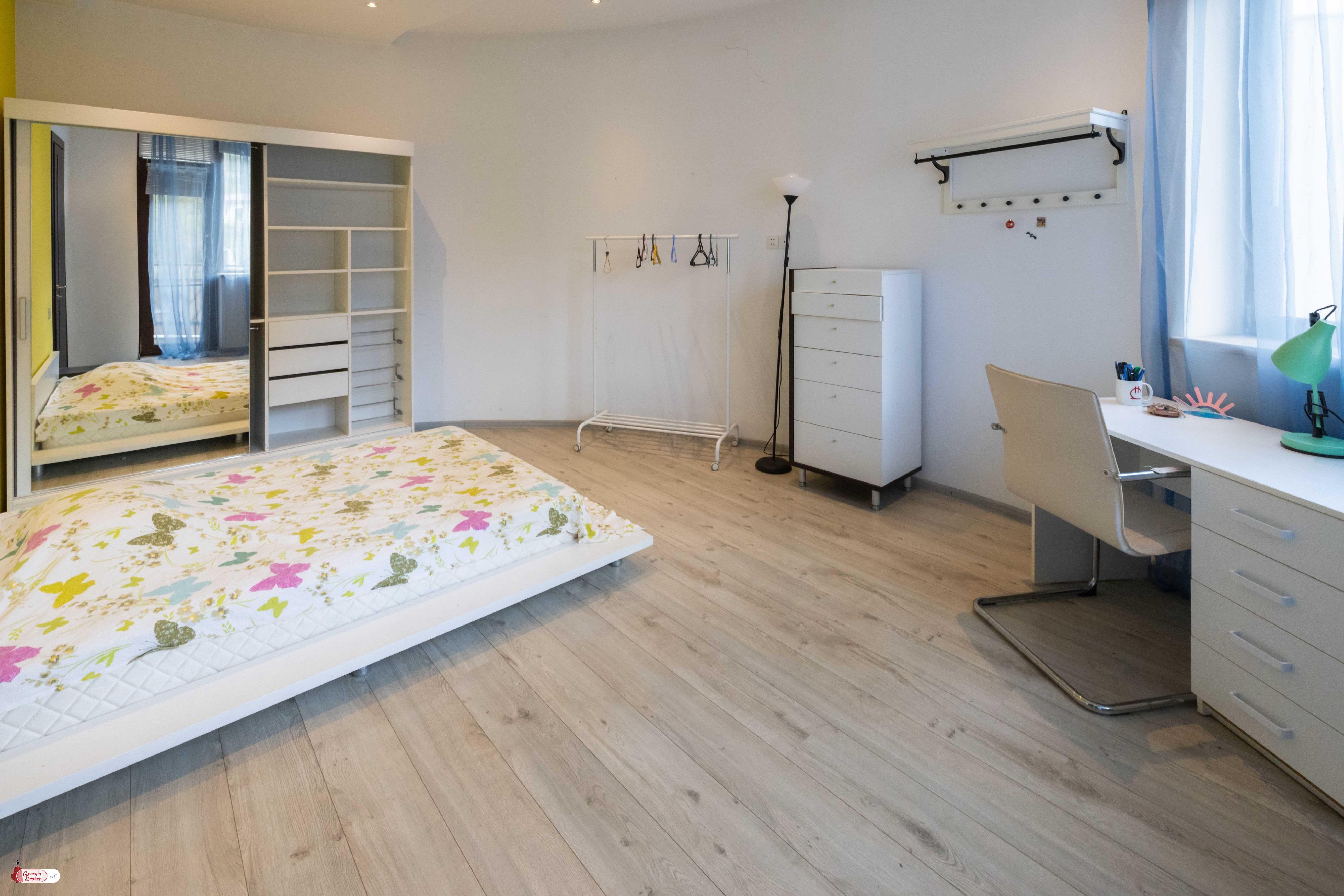 nearly repaired 6-room apartment for sale