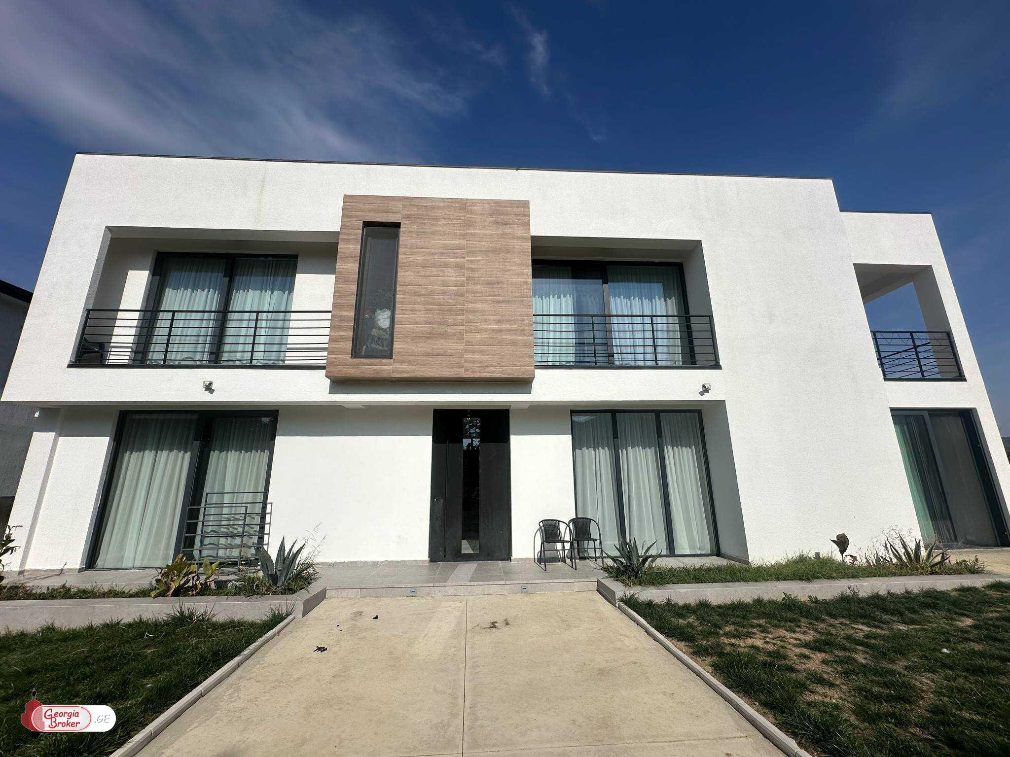 იყიდება ახალი გარემონტებული 10 ოთახიანი სახლი