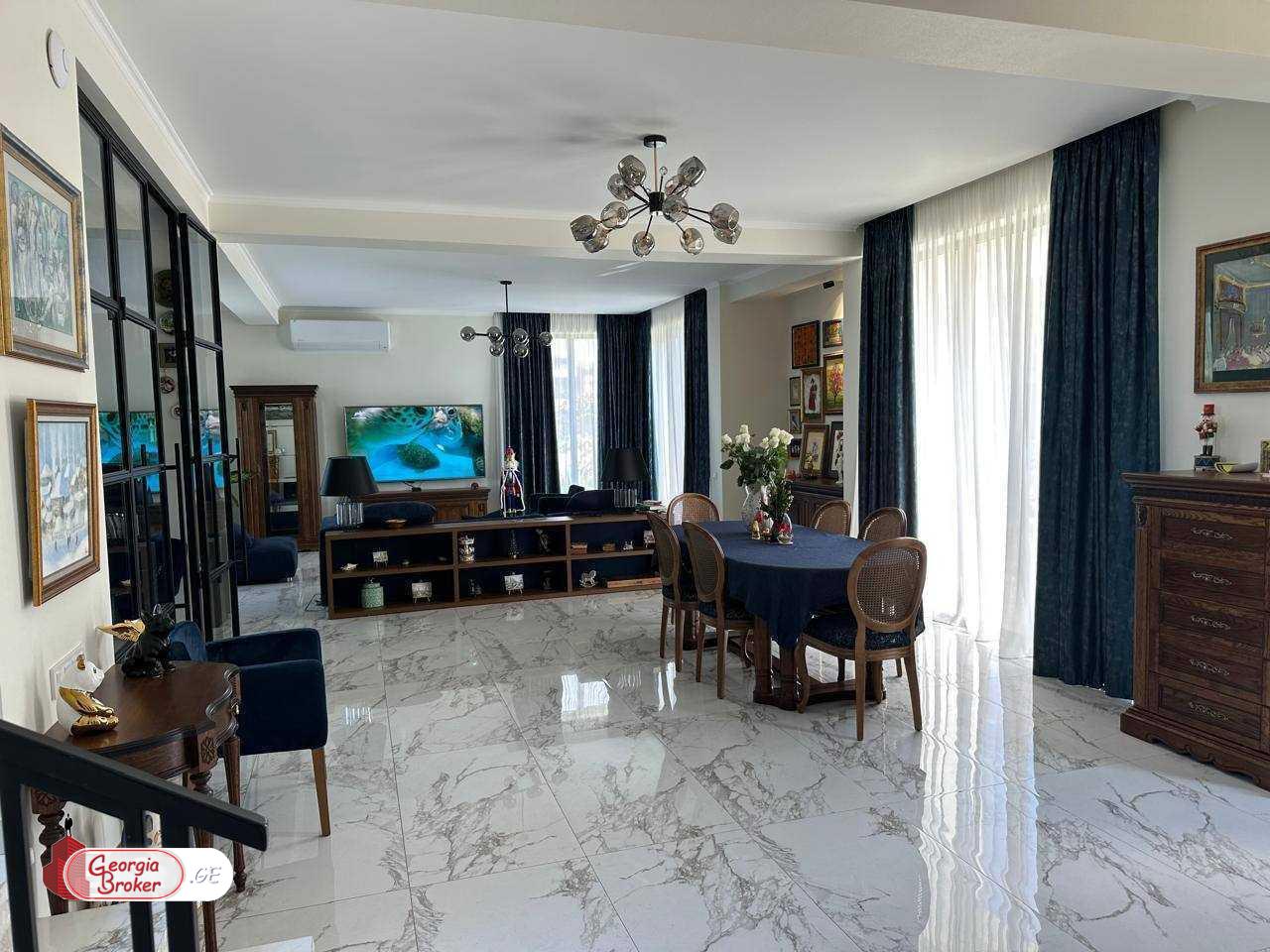 იყიდება ახალი გარემონტებული 10 ოთახიანი სახლი