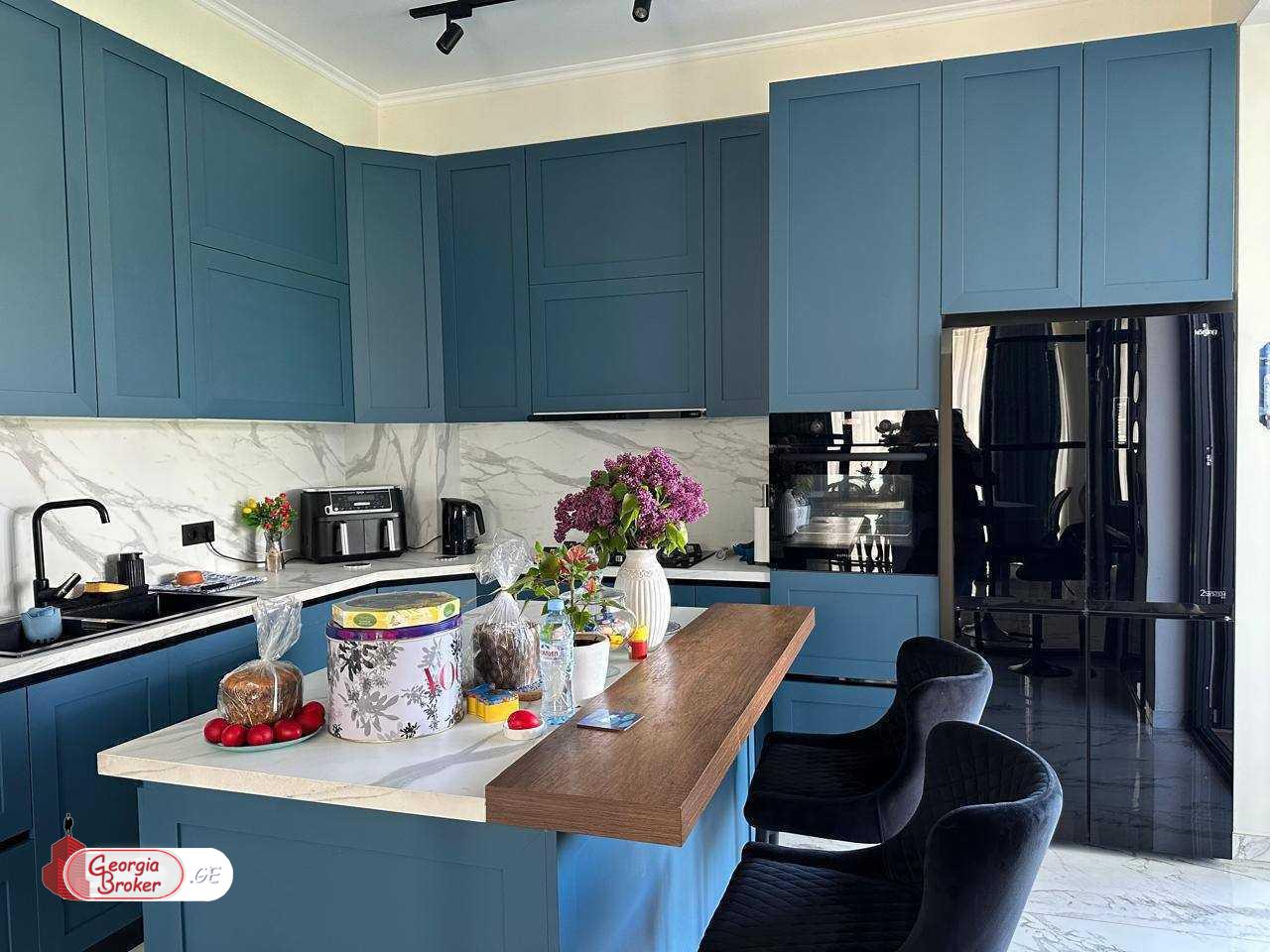 იყიდება ახალი გარემონტებული 10 ოთახიანი სახლი