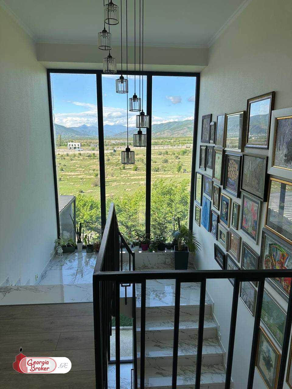 იყიდება ახალი გარემონტებული 10 ოთახიანი სახლი