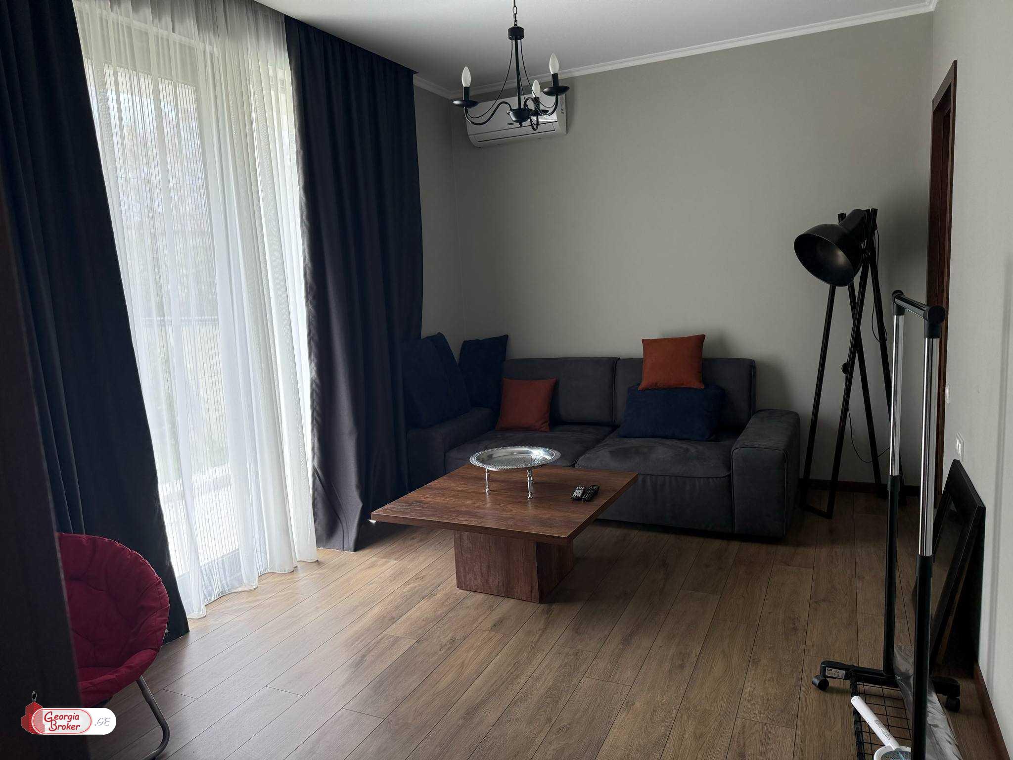 იყიდება ახალი გარემონტებული 10 ოთახიანი სახლი