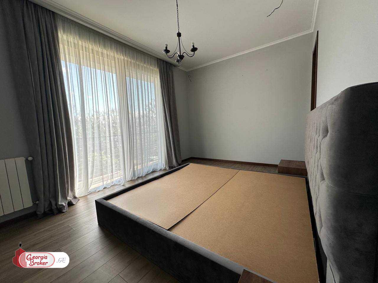 იყიდება ახალი გარემონტებული 10 ოთახიანი სახლი