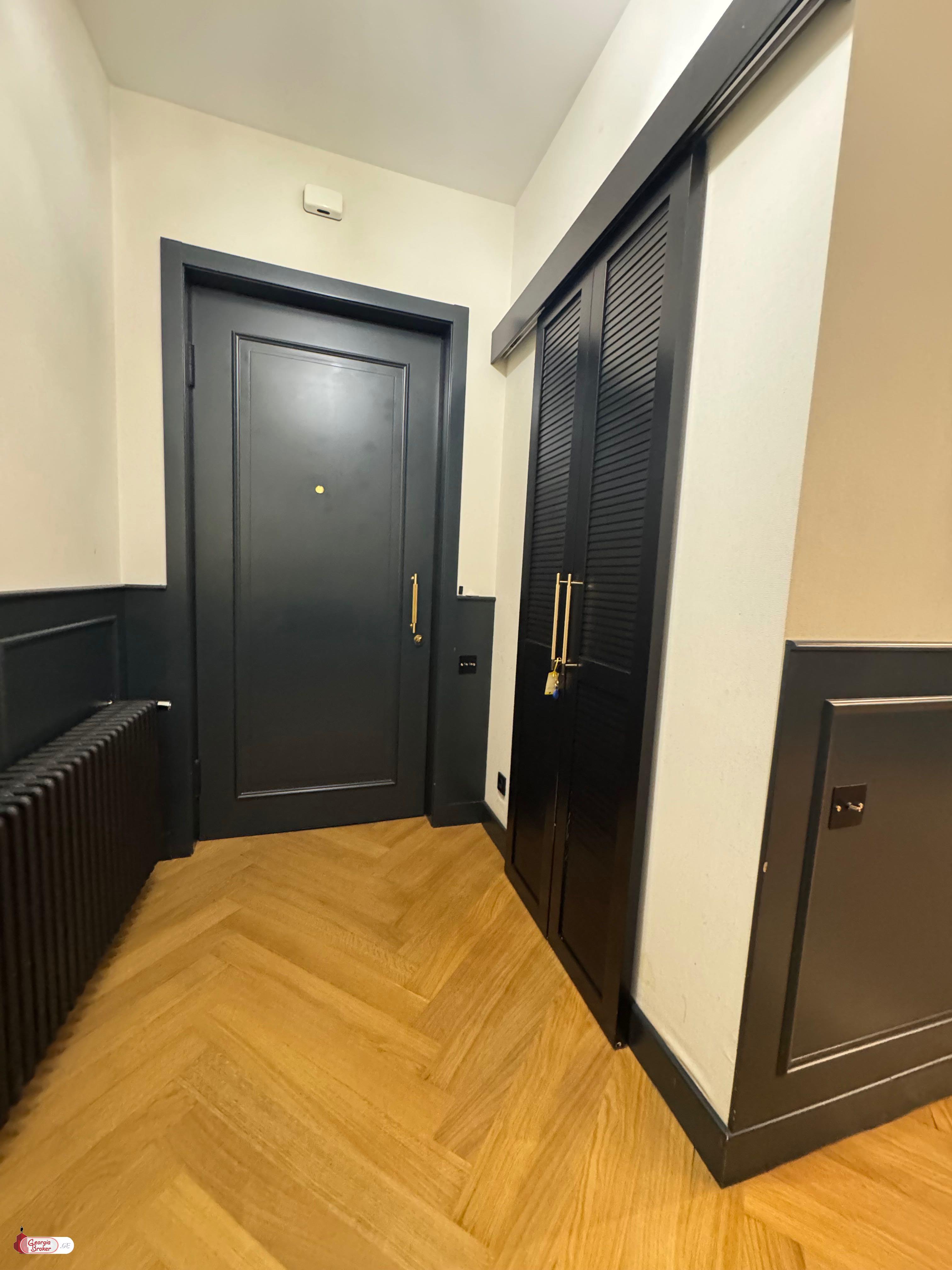 продается квартира с новым ремонтом 4-комнаты