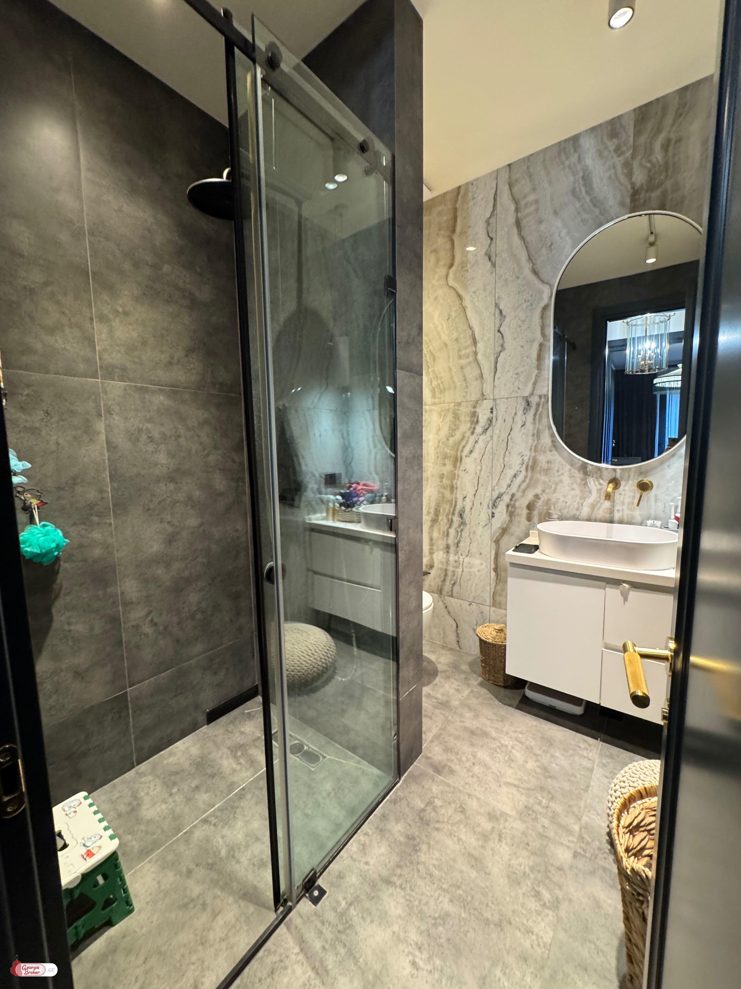 продается квартира с новым ремонтом 4-комнаты