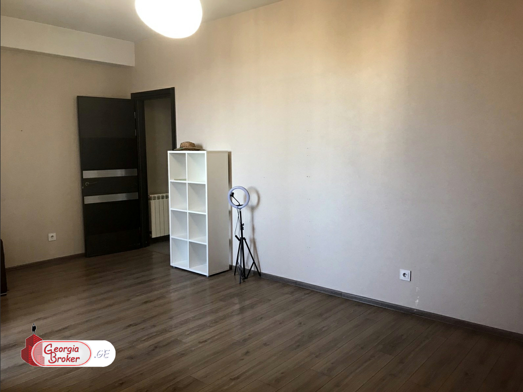 იყიდება ახალი გარემონტებული 5 ოთახიანი ბინა