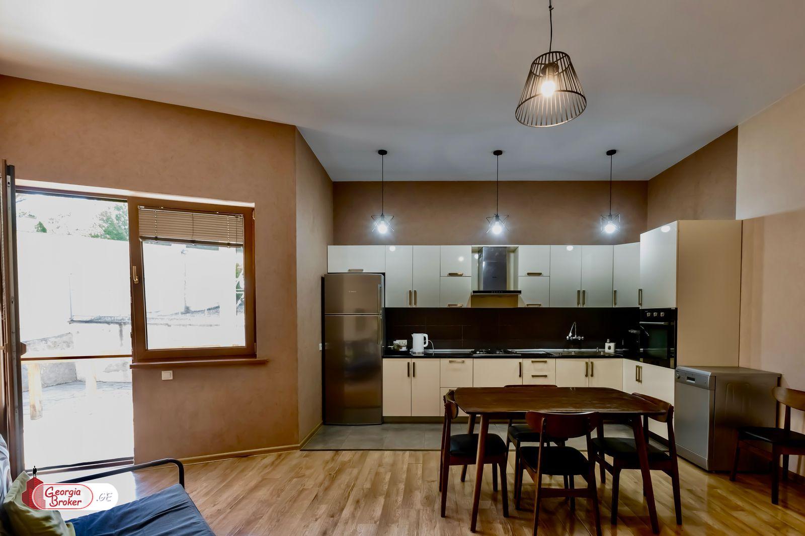 იყიდება ახალი გარემონტებული 6 ოთახიანი სახლი