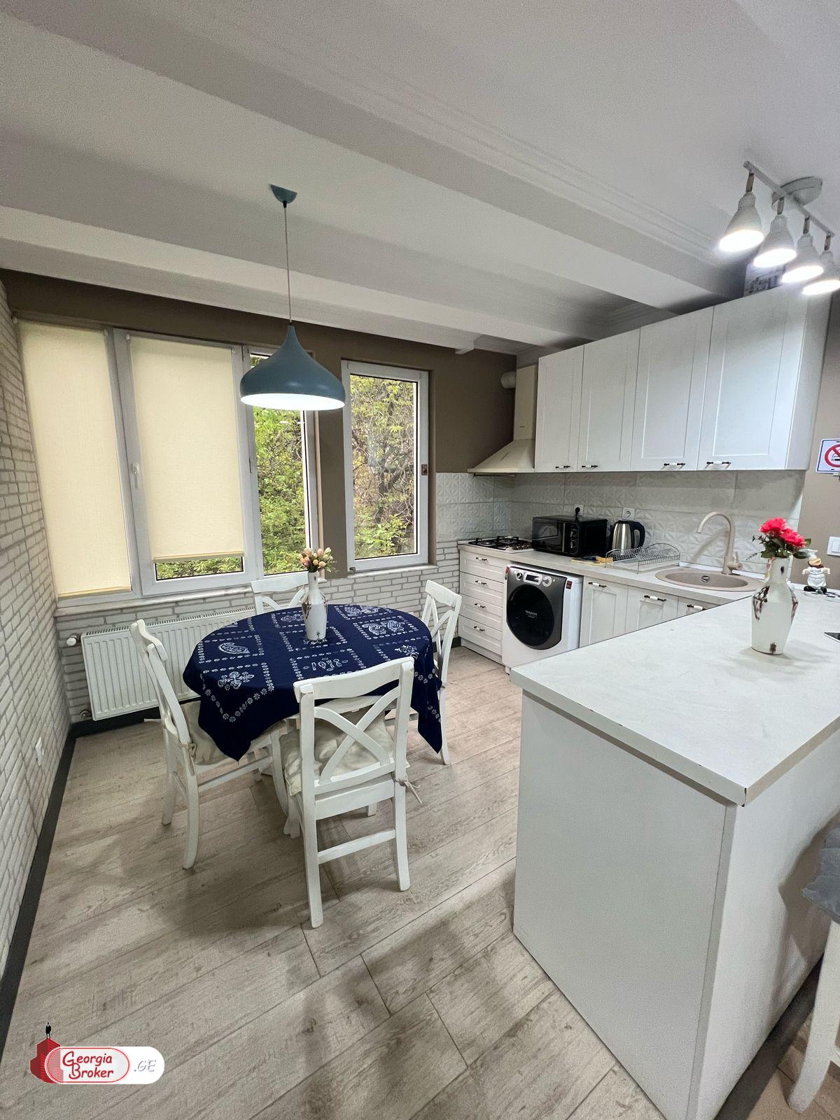 იყიდება ახალი გარემონტებული 5 ოთახიანი ბინა