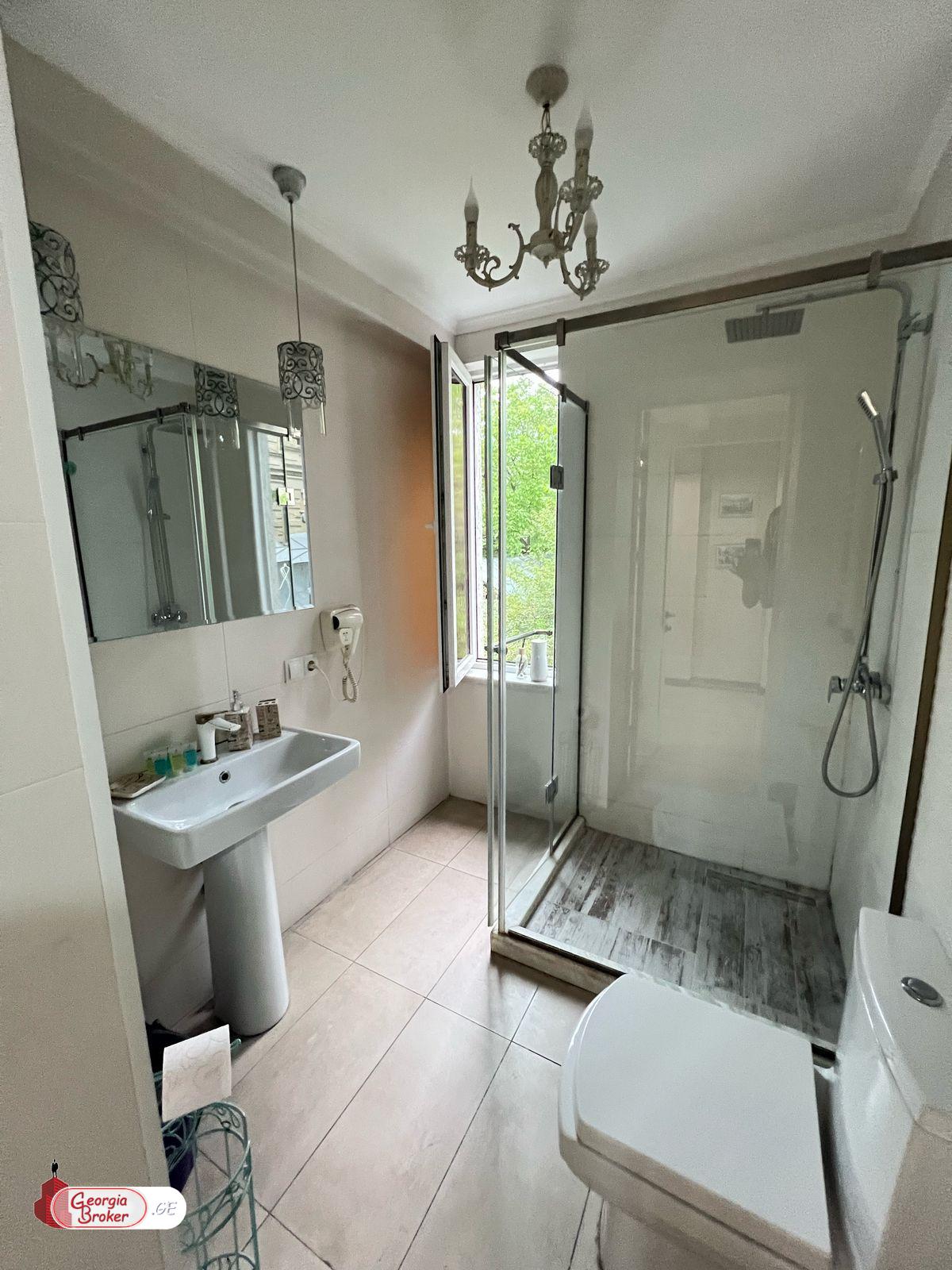 იყიდება ახალი გარემონტებული 5 ოთახიანი ბინა