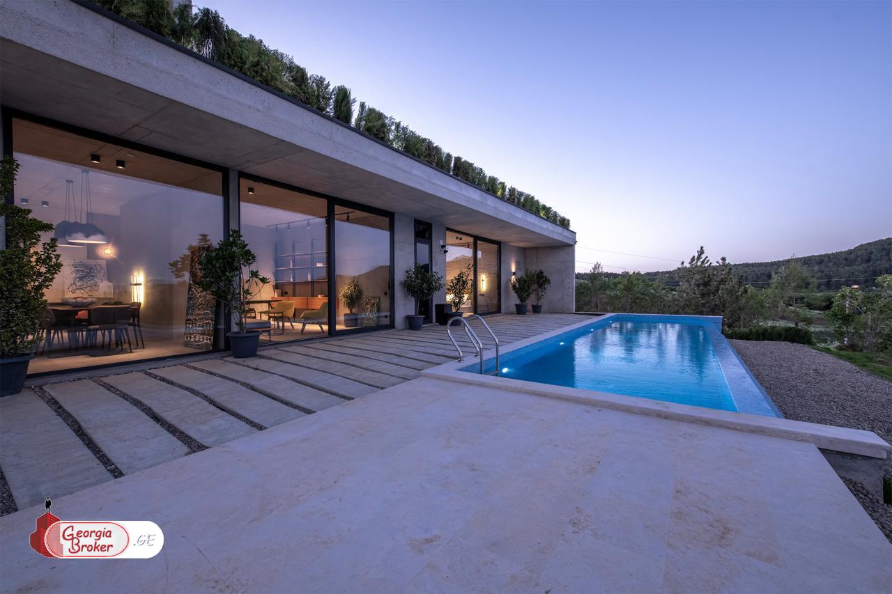 იყიდება ახალი გარემონტებული 10 ოთახიანი სახლი