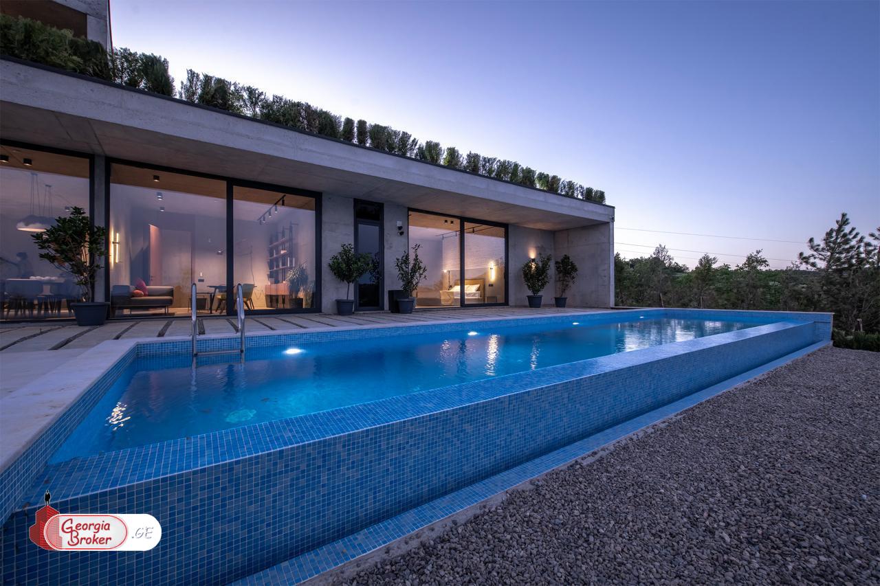 იყიდება ახალი გარემონტებული 10 ოთახიანი სახლი