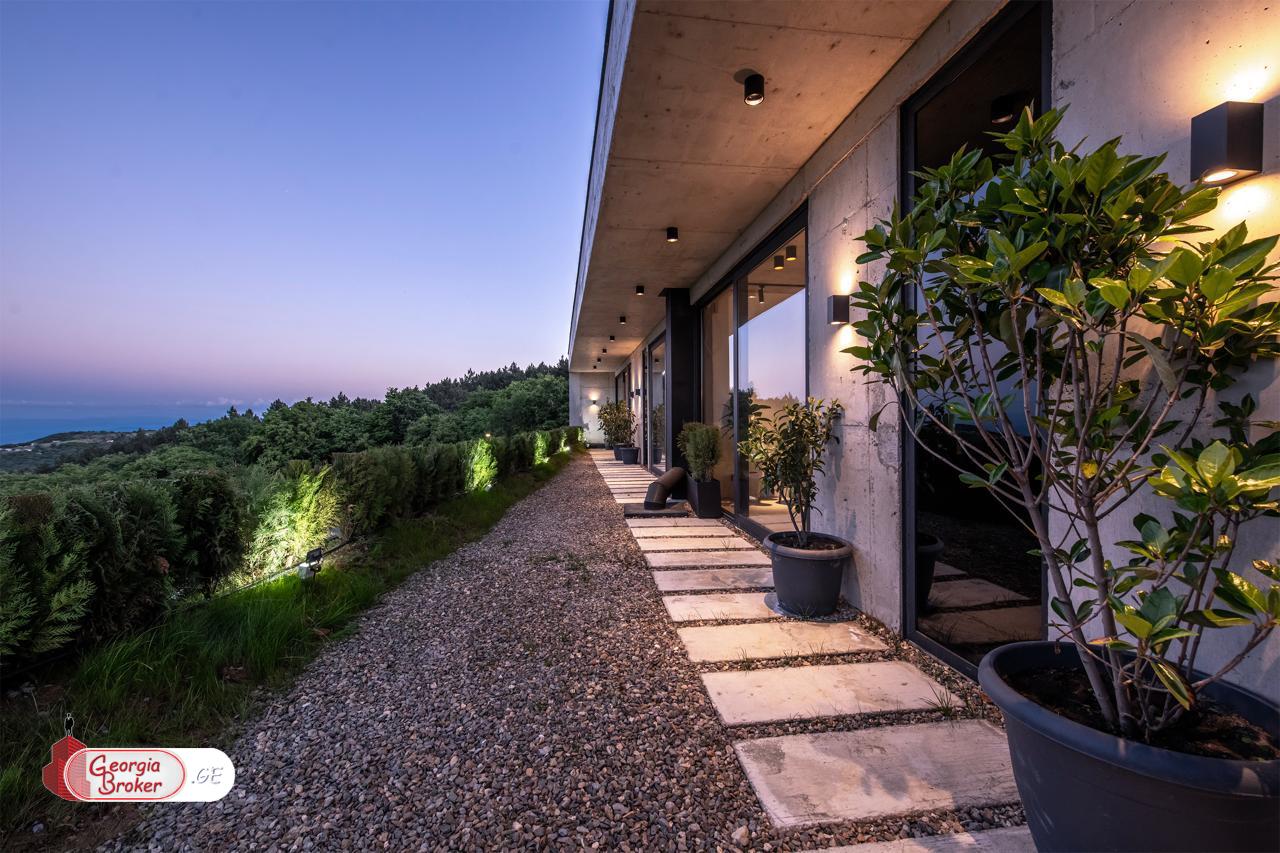 იყიდება ახალი გარემონტებული 10 ოთახიანი სახლი