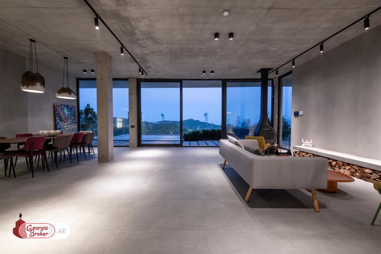 იყიდება ახალი გარემონტებული 10 ოთახიანი სახლი