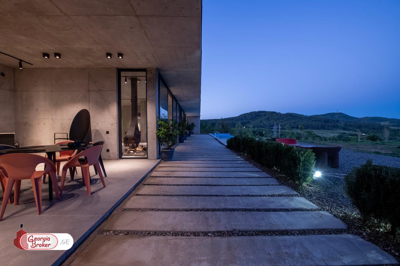 იყიდება ახალი გარემონტებული 10 ოთახიანი სახლი