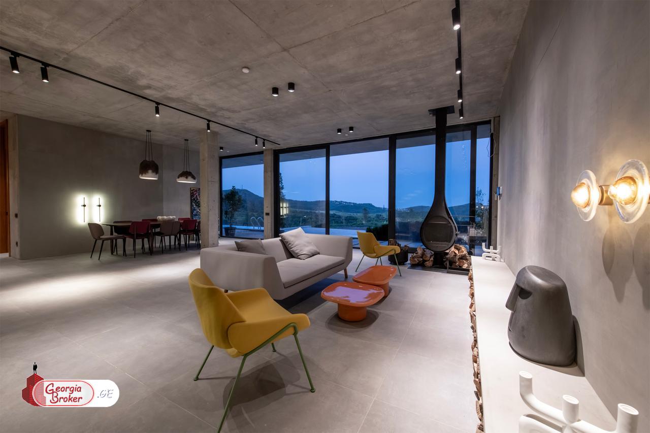 იყიდება ახალი გარემონტებული 10 ოთახიანი სახლი