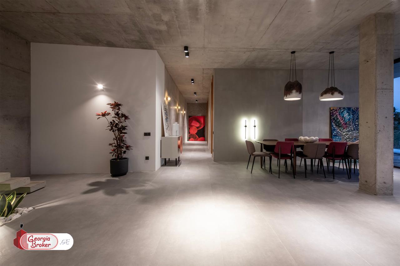 იყიდება ახალი გარემონტებული 10 ოთახიანი სახლი