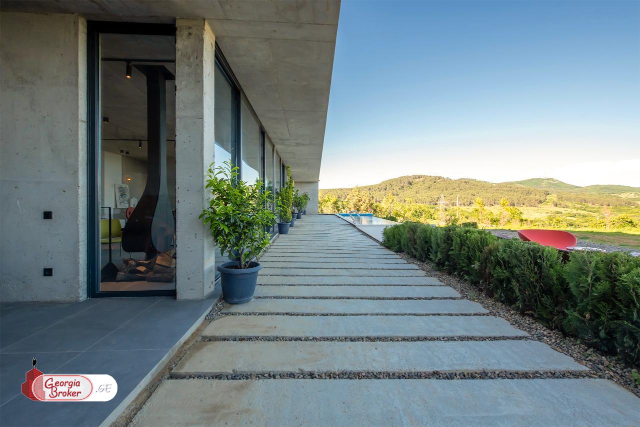 იყიდება ახალი გარემონტებული 10 ოთახიანი სახლი