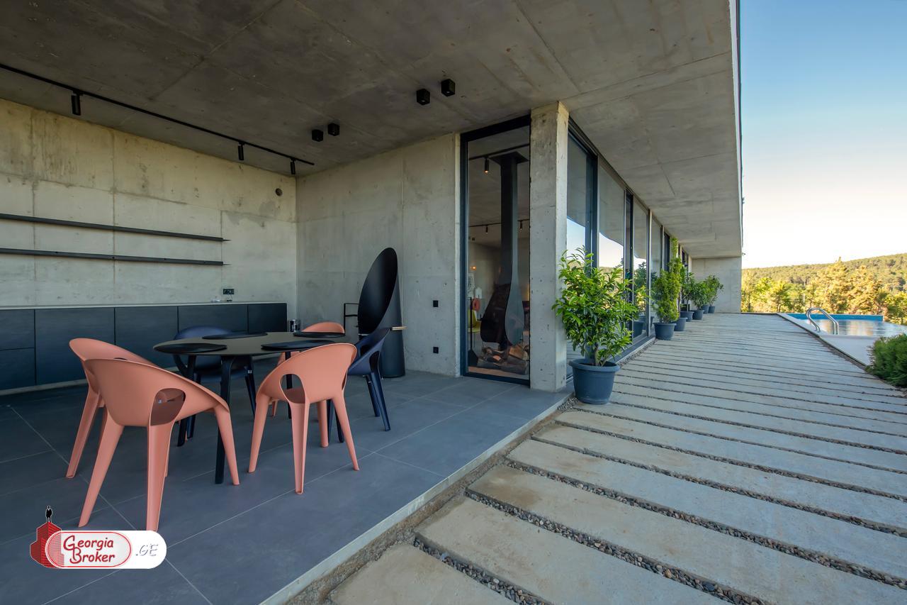 იყიდება ახალი გარემონტებული 10 ოთახიანი სახლი