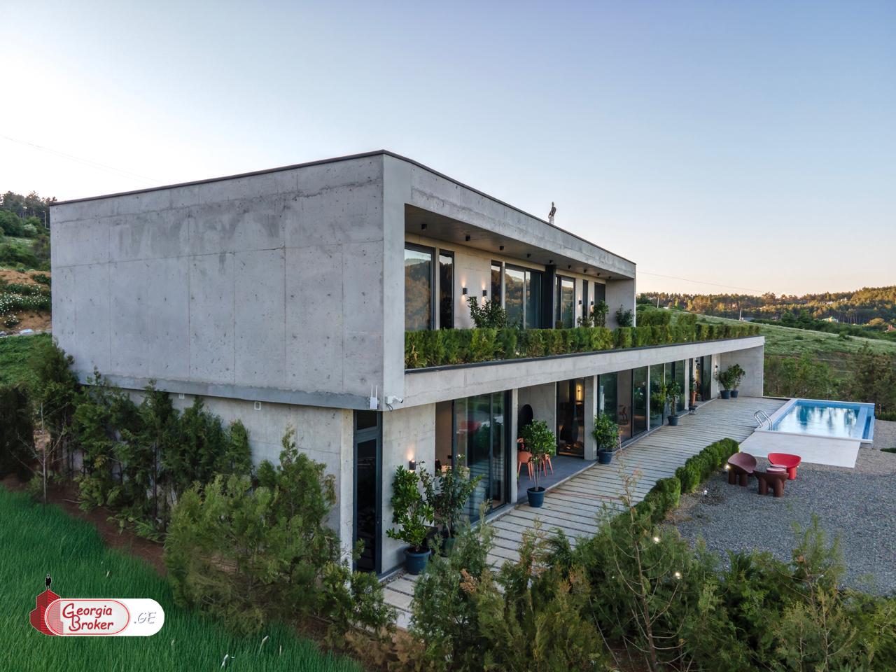 იყიდება ახალი გარემონტებული 10 ოთახიანი სახლი