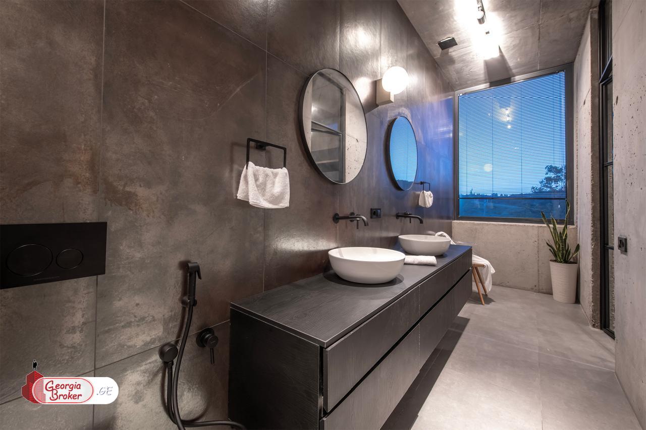 იყიდება ახალი გარემონტებული 10 ოთახიანი სახლი