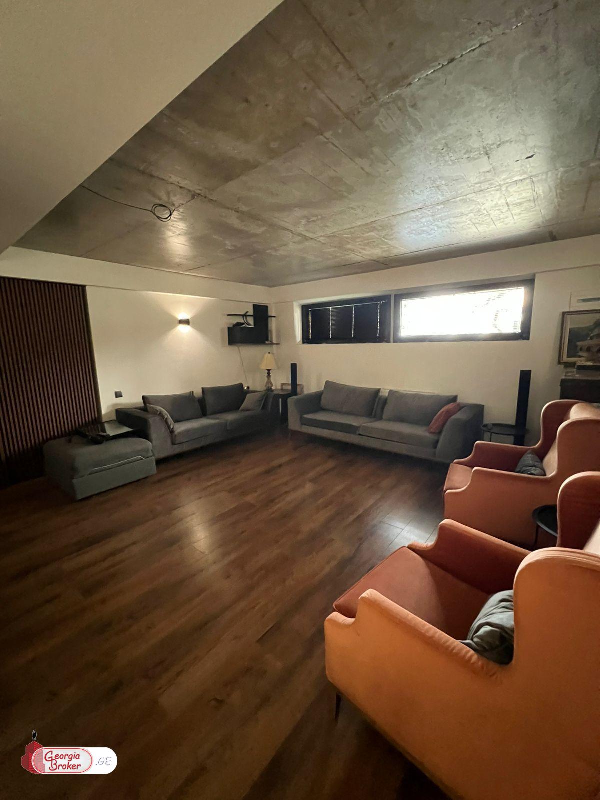 იყიდება ახალი გარემონტებული 7 ოთახიანი სახლი