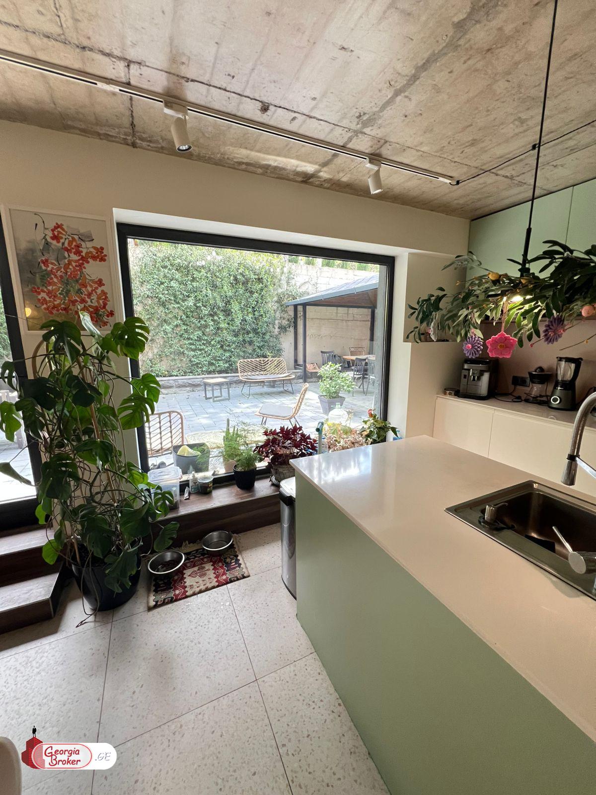 იყიდება ახალი გარემონტებული 7 ოთახიანი სახლი