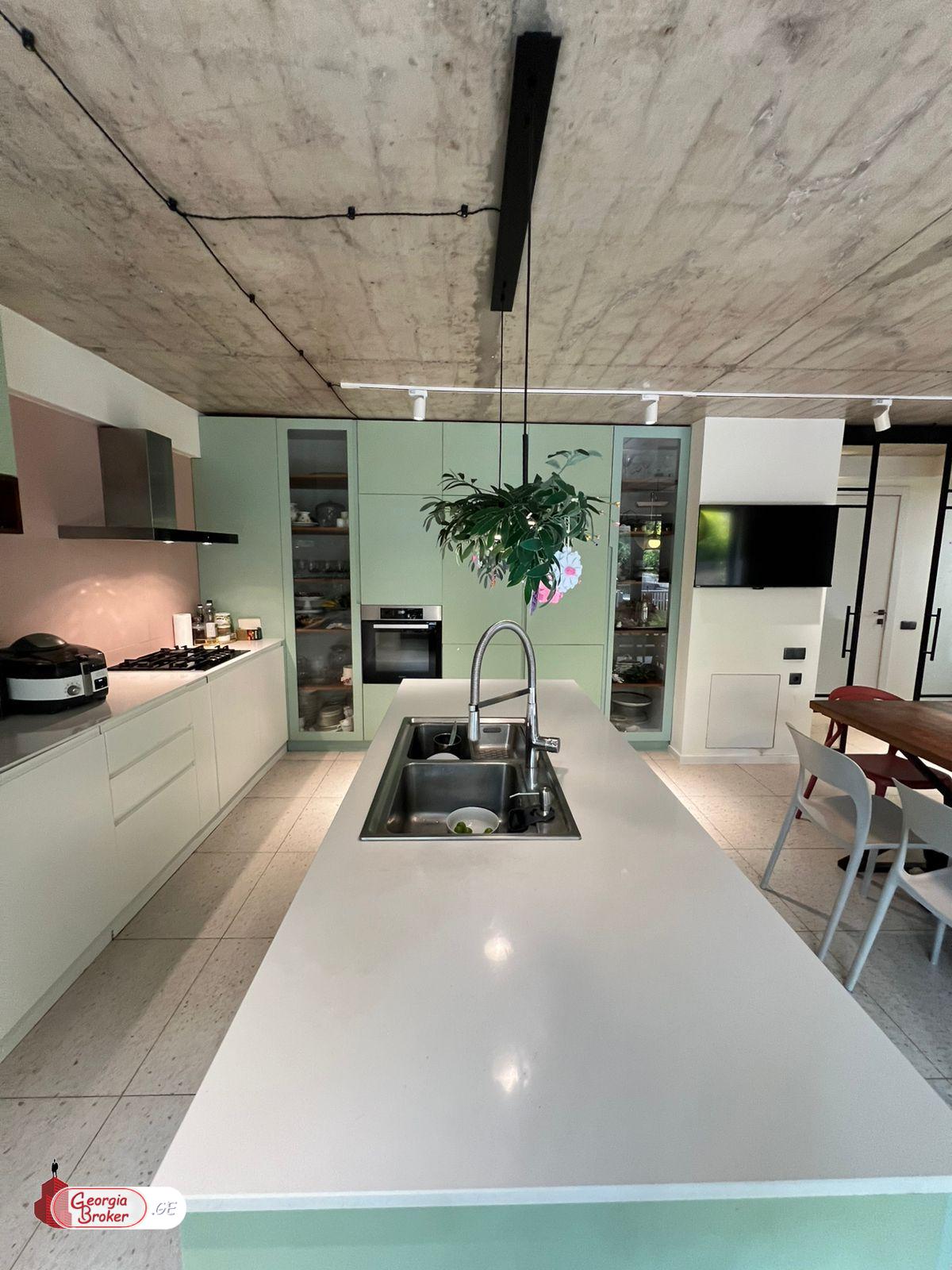 იყიდება ახალი გარემონტებული 7 ოთახიანი სახლი