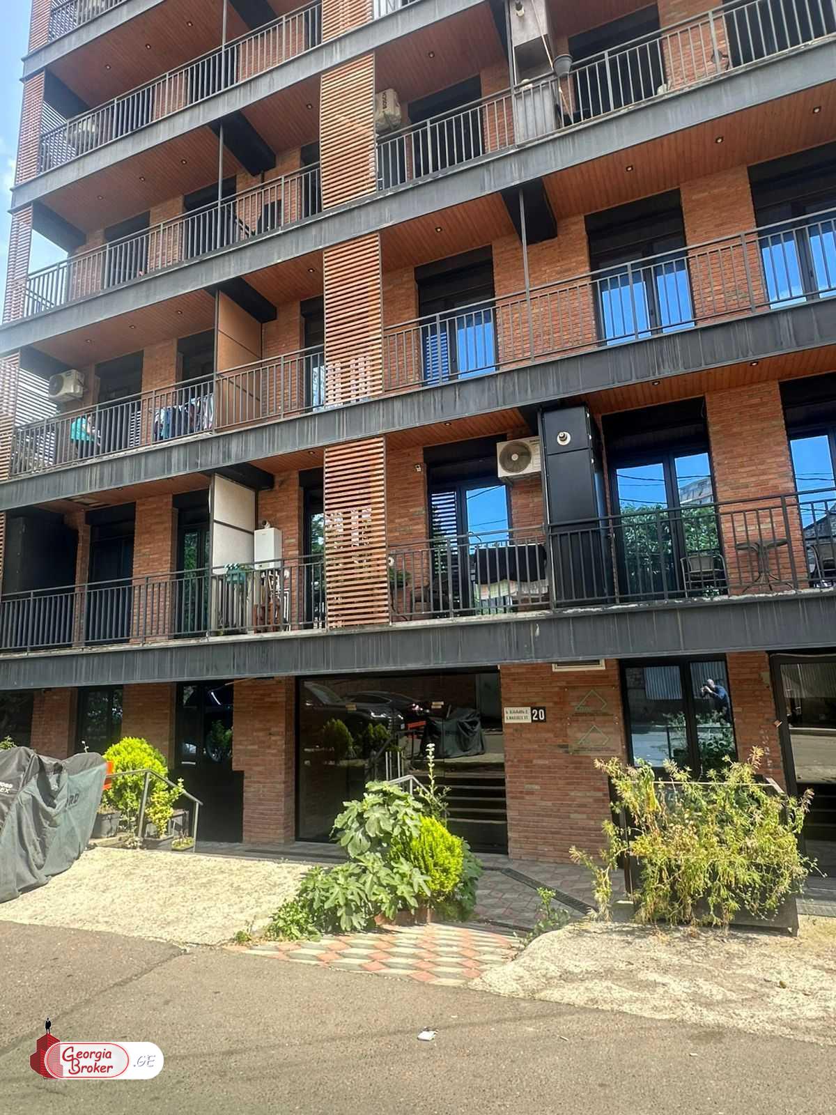 იყიდება ახალი გარემონტებული 6 ოთახიანი ბინა