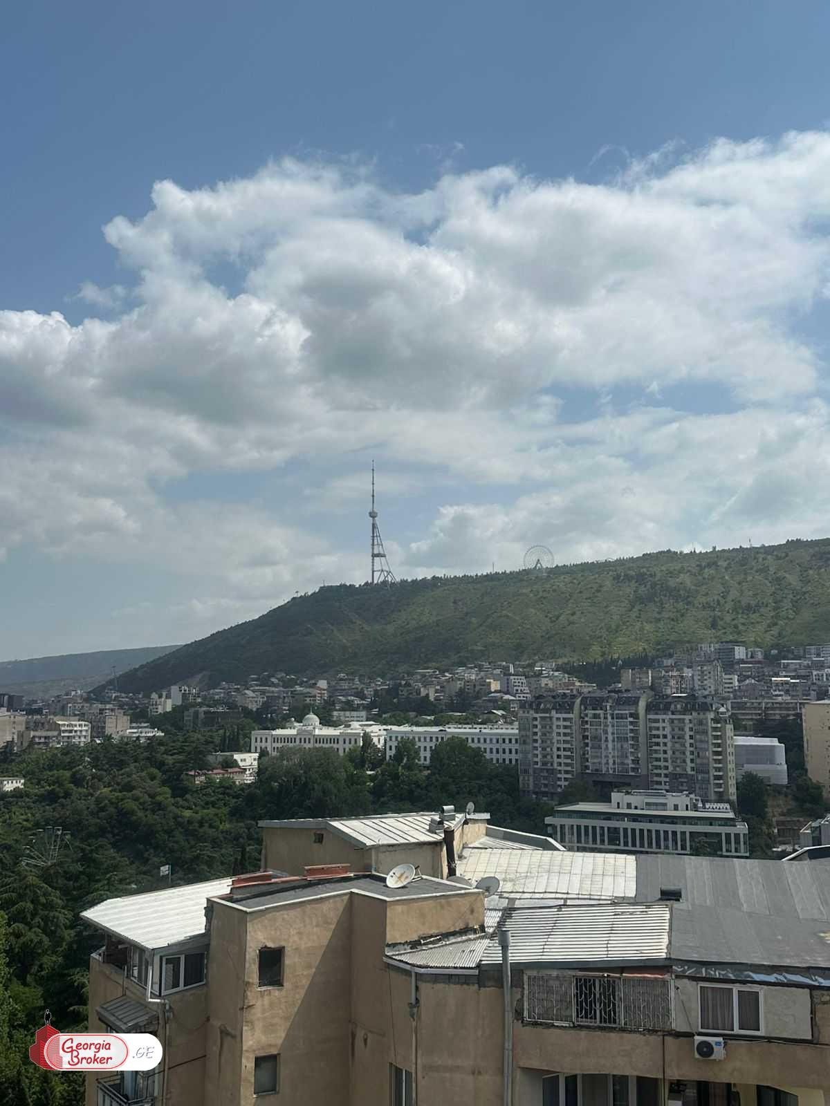 იყიდება ახალი გარემონტებული 6 ოთახიანი ბინა