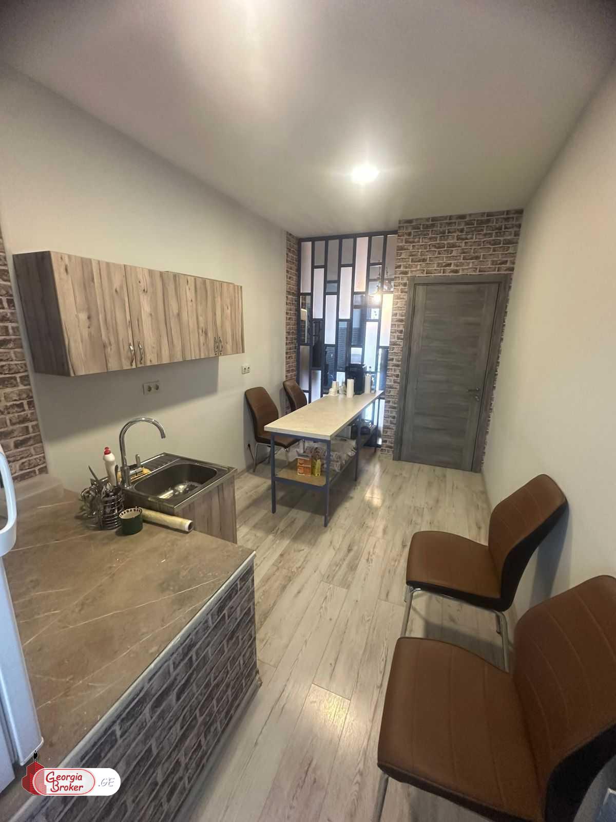 იყიდება ახალი გარემონტებული 6 ოთახიანი ბინა