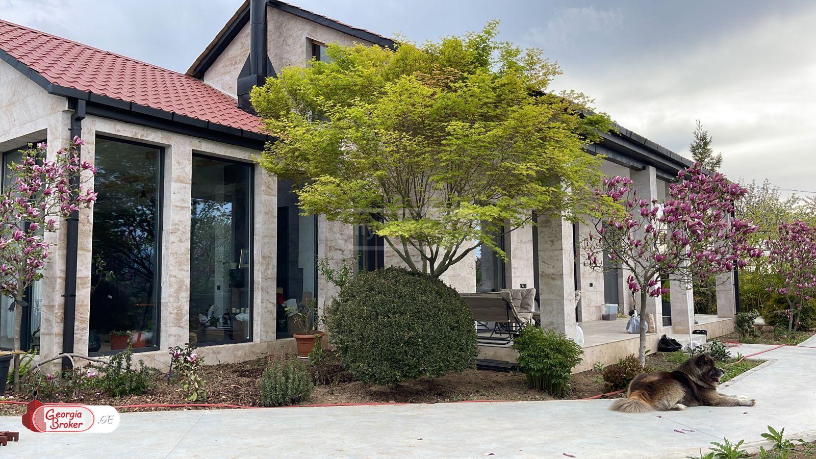 იყიდება ახალი გარემონტებული 5 ოთახიანი სახლი